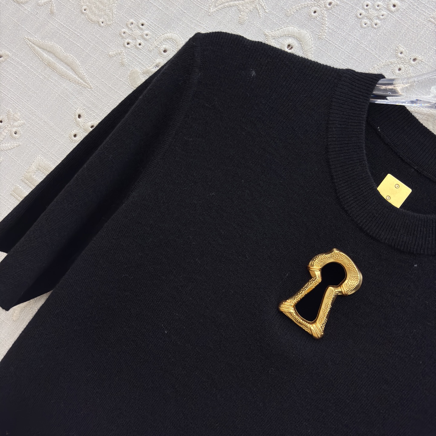 Sch 极简针织短袖T恤 金色锁孔装饰打破沉闷 奶白、麻灰、纯黑三色适配不同穿搭情绪 软糯亲肤的面料 搭