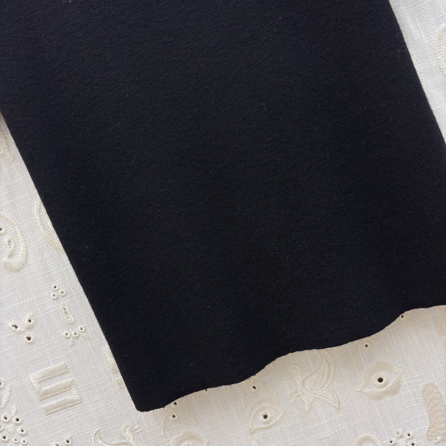 Sch 极简针织短袖T恤 金色锁孔装饰打破沉闷 奶白、麻灰、纯黑三色适配不同穿搭情绪 软糯亲肤的面料 搭