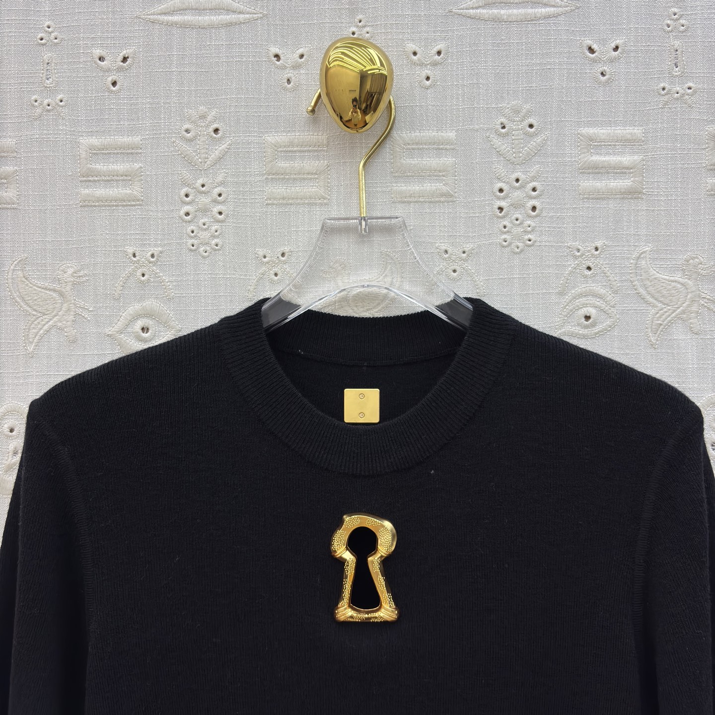 Sch 极简针织短袖T恤 金色锁孔装饰打破沉闷 奶白、麻灰、纯黑三色适配不同穿搭情绪 软糯亲肤的面料 搭