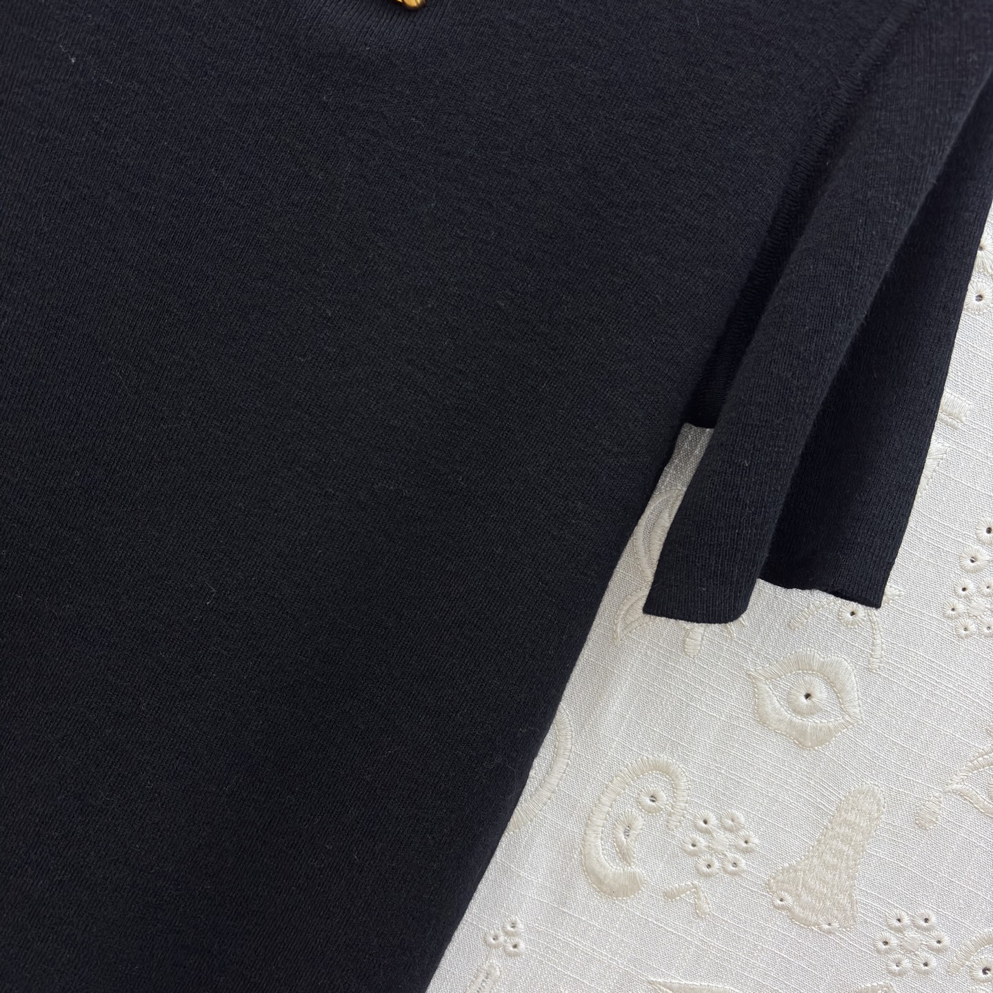 Sch 极简针织短袖T恤 金色锁孔装饰打破沉闷 奶白、麻灰、纯黑三色适配不同穿搭情绪 软糯亲肤的面料 搭