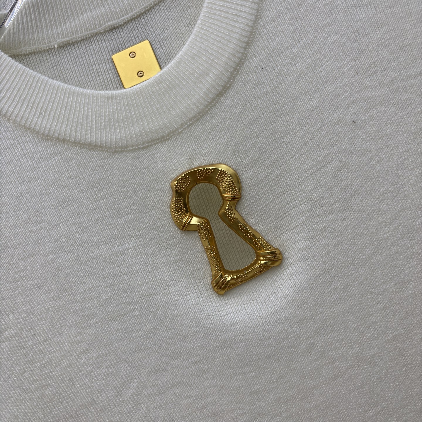 Sch 极简针织短袖T恤 金色锁孔装饰打破沉闷 奶白、麻灰、纯黑三色适配不同穿搭情绪 软糯亲肤的面料 搭