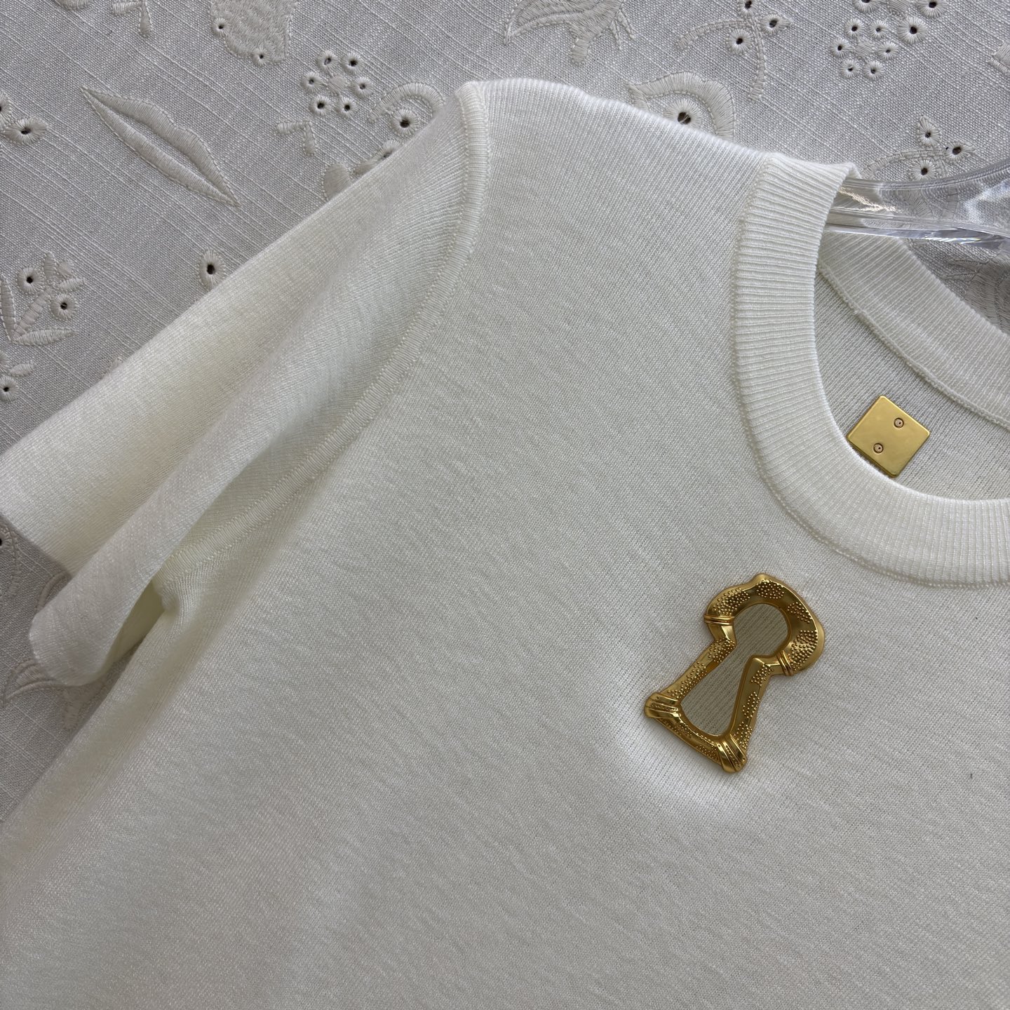 Sch 极简针织短袖T恤 金色锁孔装饰打破沉闷 奶白、麻灰、纯黑三色适配不同穿搭情绪 软糯亲肤的面料 搭