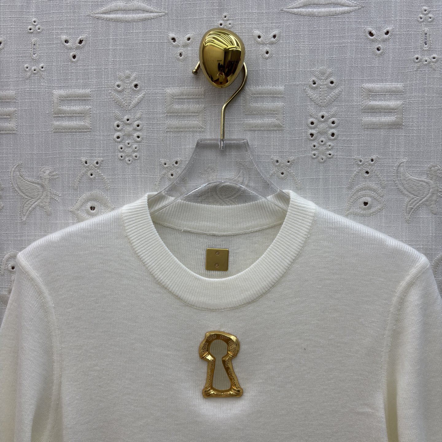 Sch 极简针织短袖T恤 金色锁孔装饰打破沉闷 奶白、麻灰、纯黑三色适配不同穿搭情绪 软糯亲肤的面料 搭