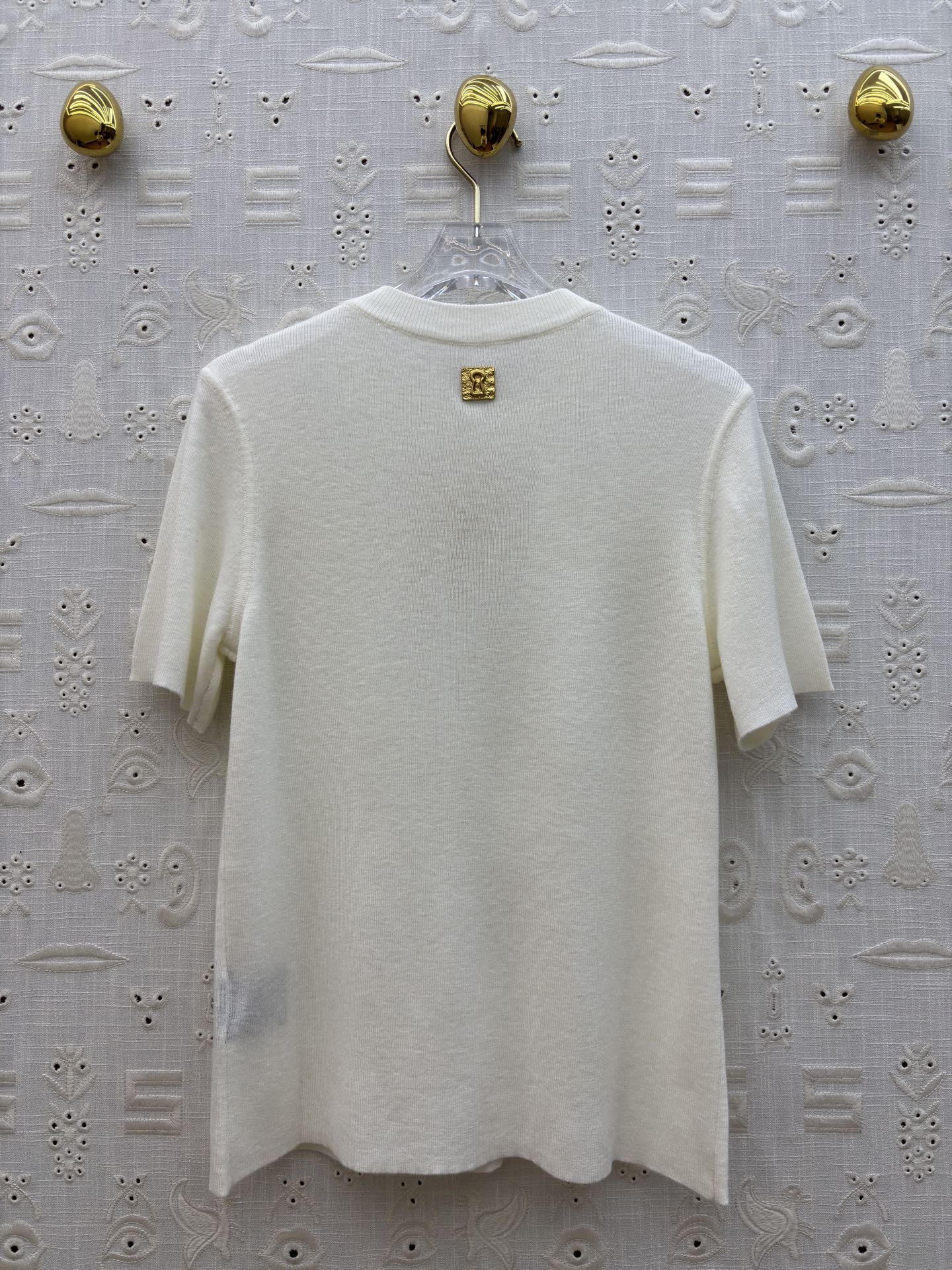 Sch 极简针织短袖T恤 金色锁孔装饰打破沉闷 奶白、麻灰、纯黑三色适配不同穿搭情绪 软糯亲肤的面料 搭