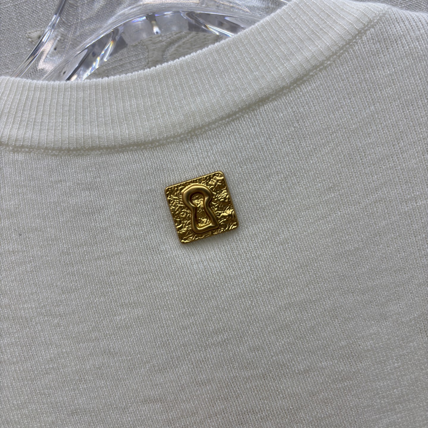 Sch 极简针织短袖T恤 金色锁孔装饰打破沉闷 奶白、麻灰、纯黑三色适配不同穿搭情绪 软糯亲肤的面料 搭