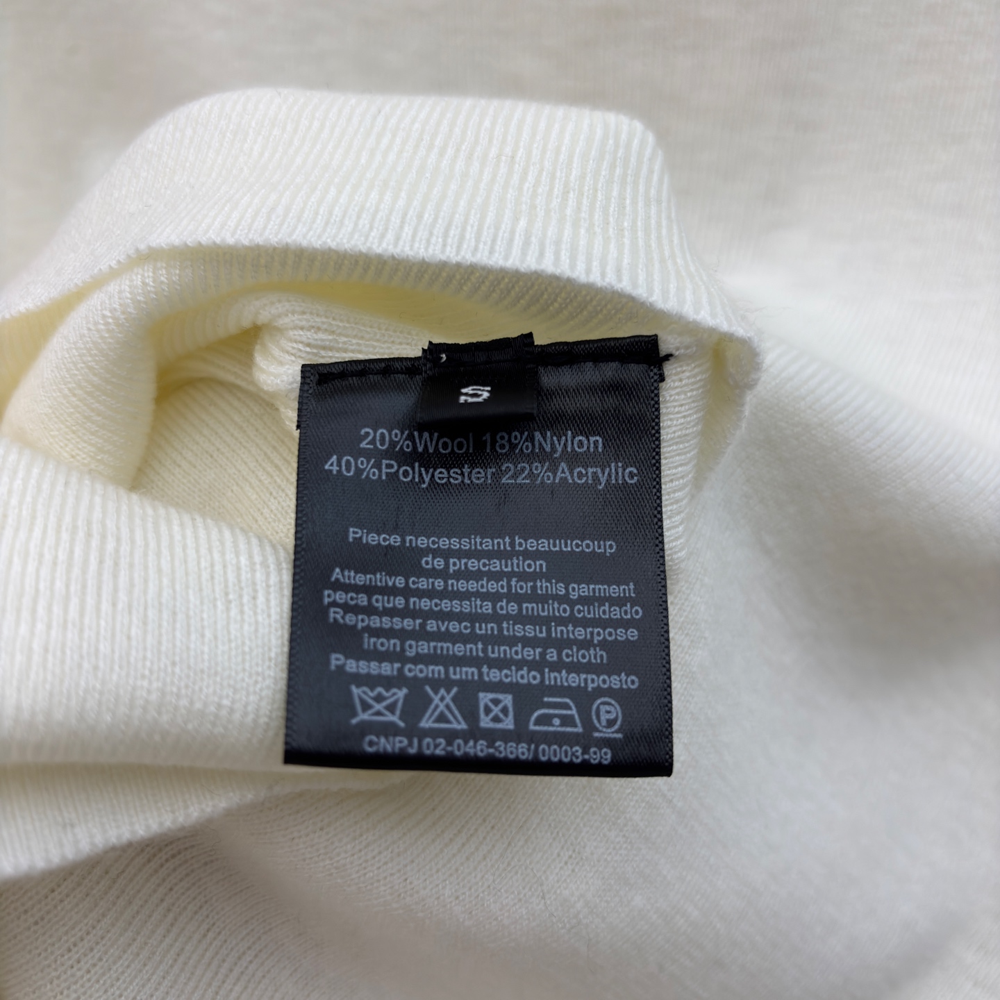 Sch 极简针织短袖T恤 金色锁孔装饰打破沉闷 奶白、麻灰、纯黑三色适配不同穿搭情绪 软糯亲肤的面料 搭