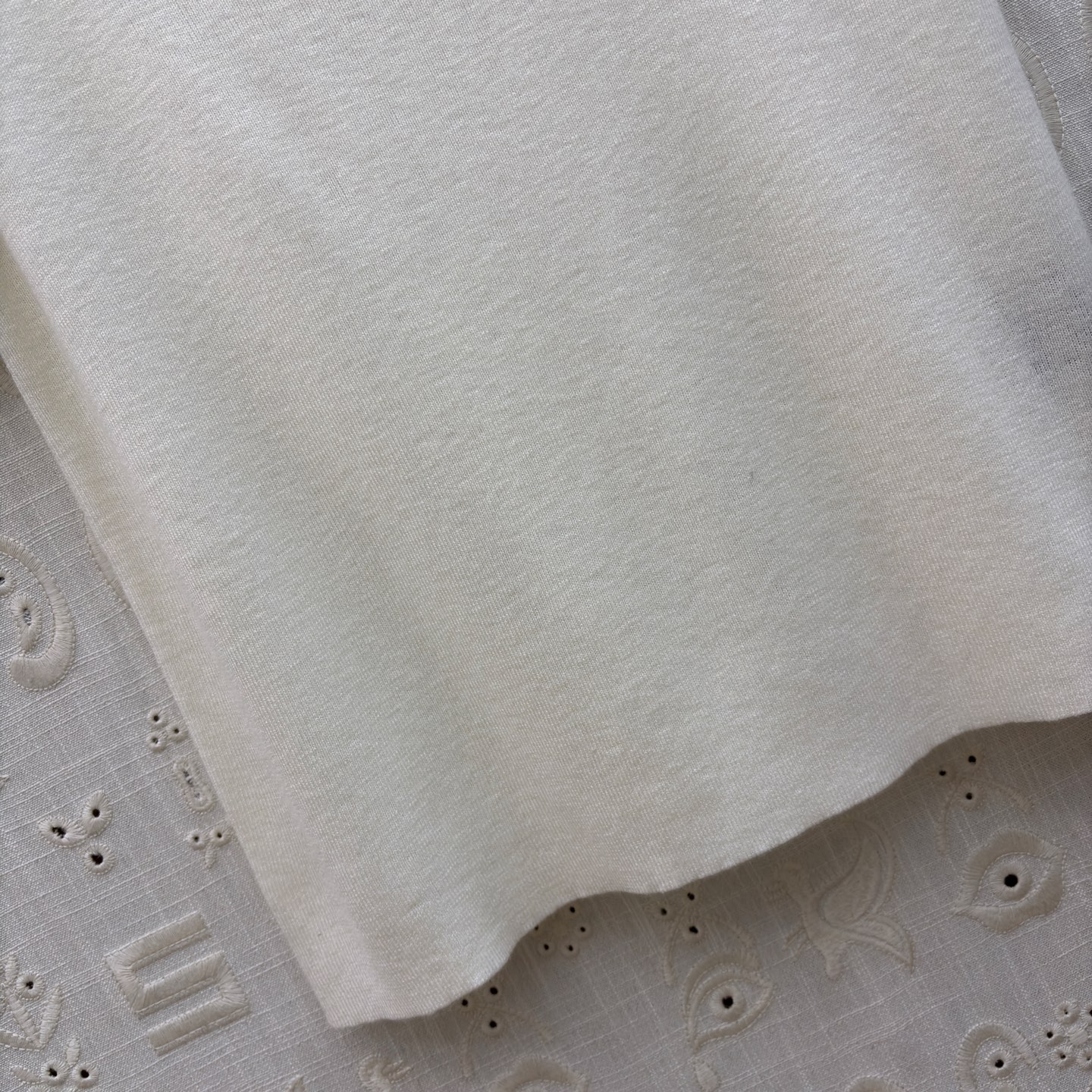 Sch 极简针织短袖T恤 金色锁孔装饰打破沉闷 奶白、麻灰、纯黑三色适配不同穿搭情绪 软糯亲肤的面料 搭