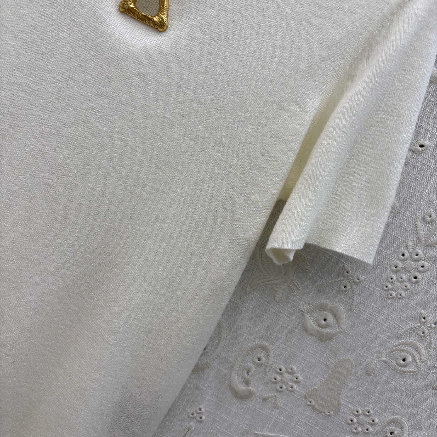 Sch 极简针织短袖T恤 金色锁孔装饰打破沉闷 奶白、麻灰、纯黑三色适配不同穿搭情绪 软糯亲肤的面料 搭