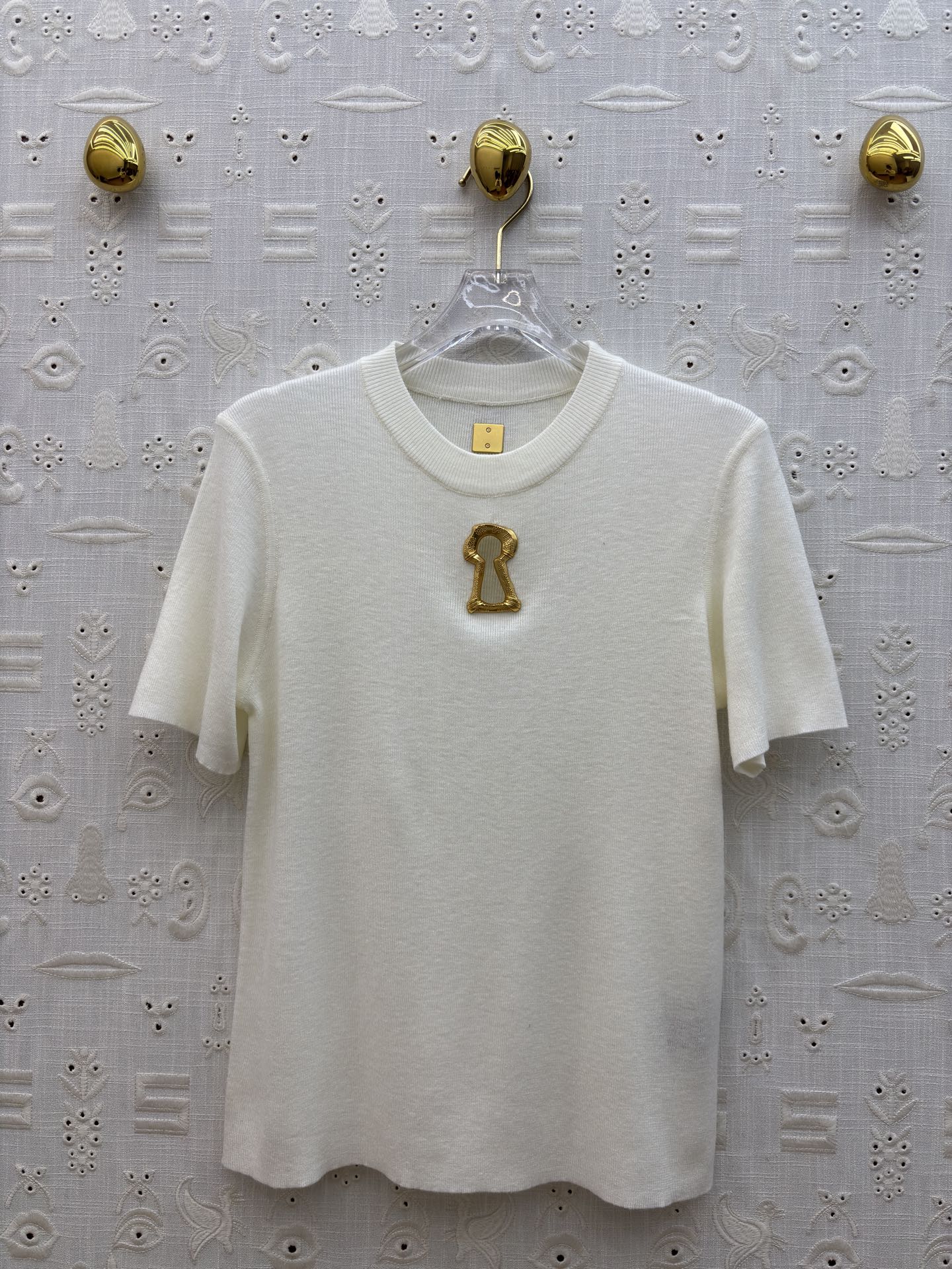 Sch 极简针织短袖T恤 金色锁孔装饰打破沉闷 奶白、麻灰、纯黑三色适配不同穿搭情绪 软糯亲肤的面料 搭