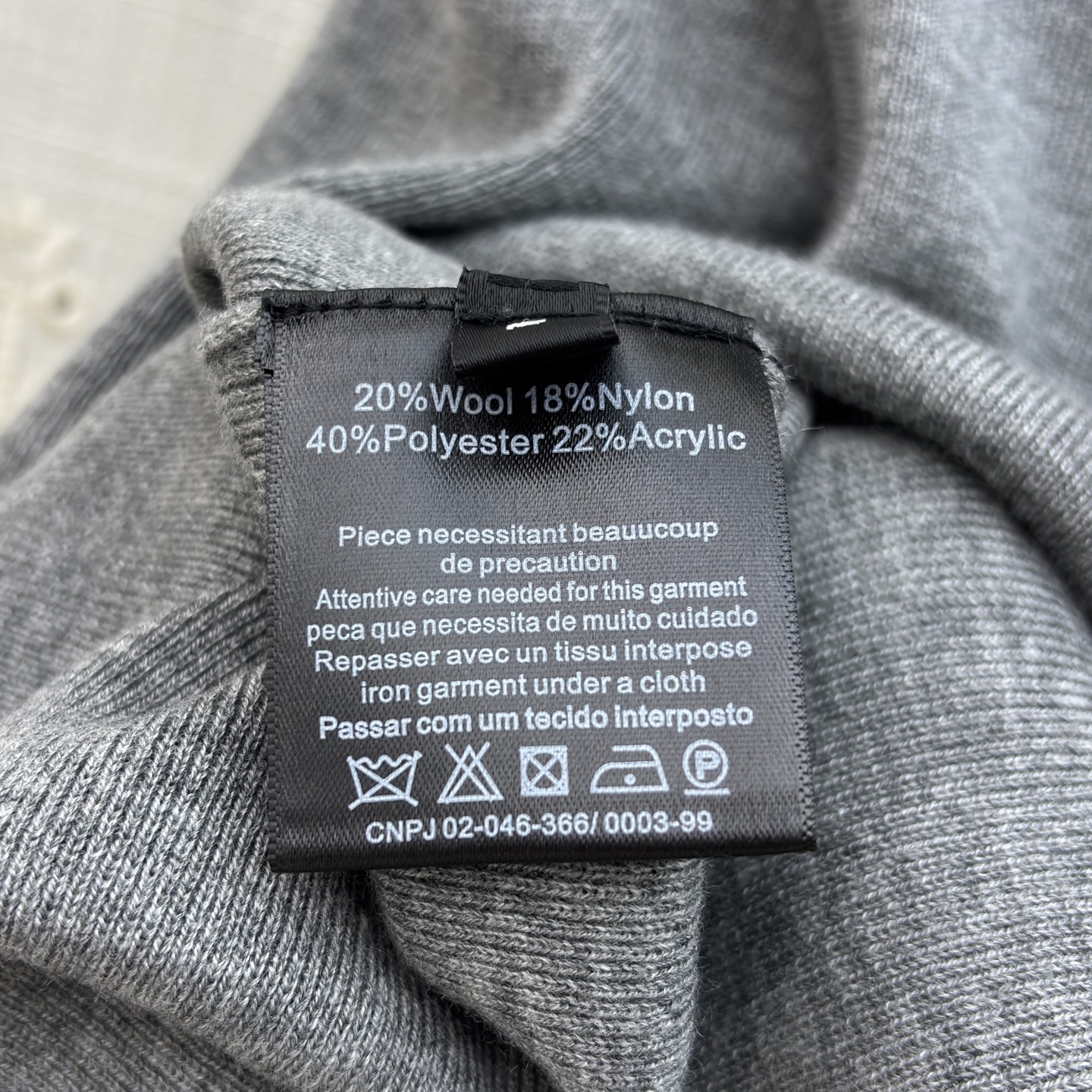 Sch 极简针织短袖T恤 金色锁孔装饰打破沉闷 奶白、麻灰、纯黑三色适配不同穿搭情绪 软糯亲肤的面料 搭