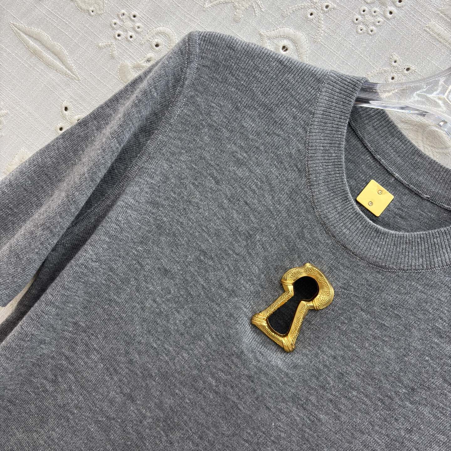 Sch 极简针织短袖T恤 金色锁孔装饰打破沉闷 奶白、麻灰、纯黑三色适配不同穿搭情绪 软糯亲肤的面料 搭