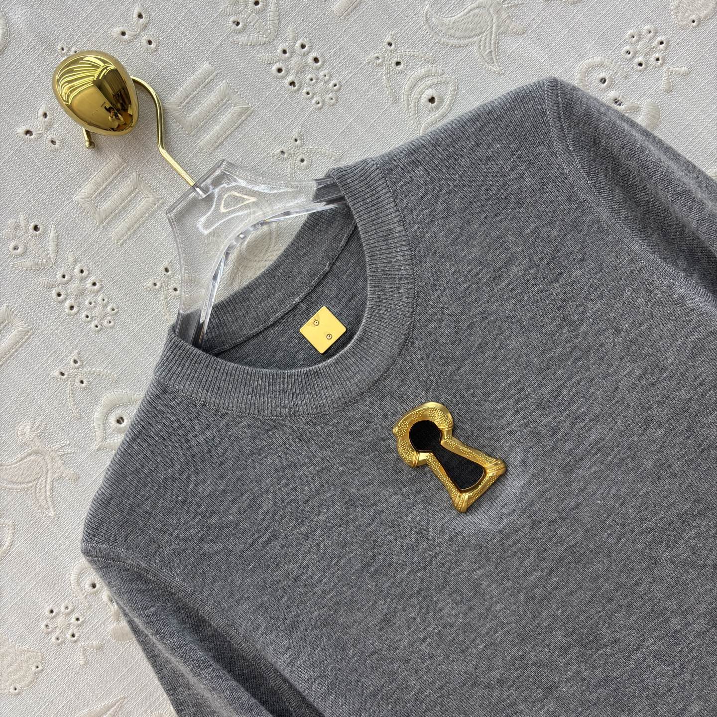 Sch 极简针织短袖T恤 金色锁孔装饰打破沉闷 奶白、麻灰、纯黑三色适配不同穿搭情绪 软糯亲肤的面料 搭