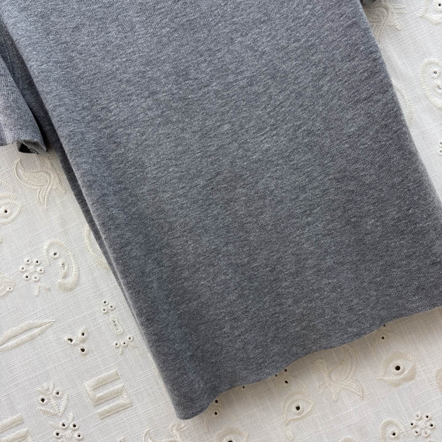 Sch 极简针织短袖T恤 金色锁孔装饰打破沉闷 奶白、麻灰、纯黑三色适配不同穿搭情绪 软糯亲肤的面料 搭