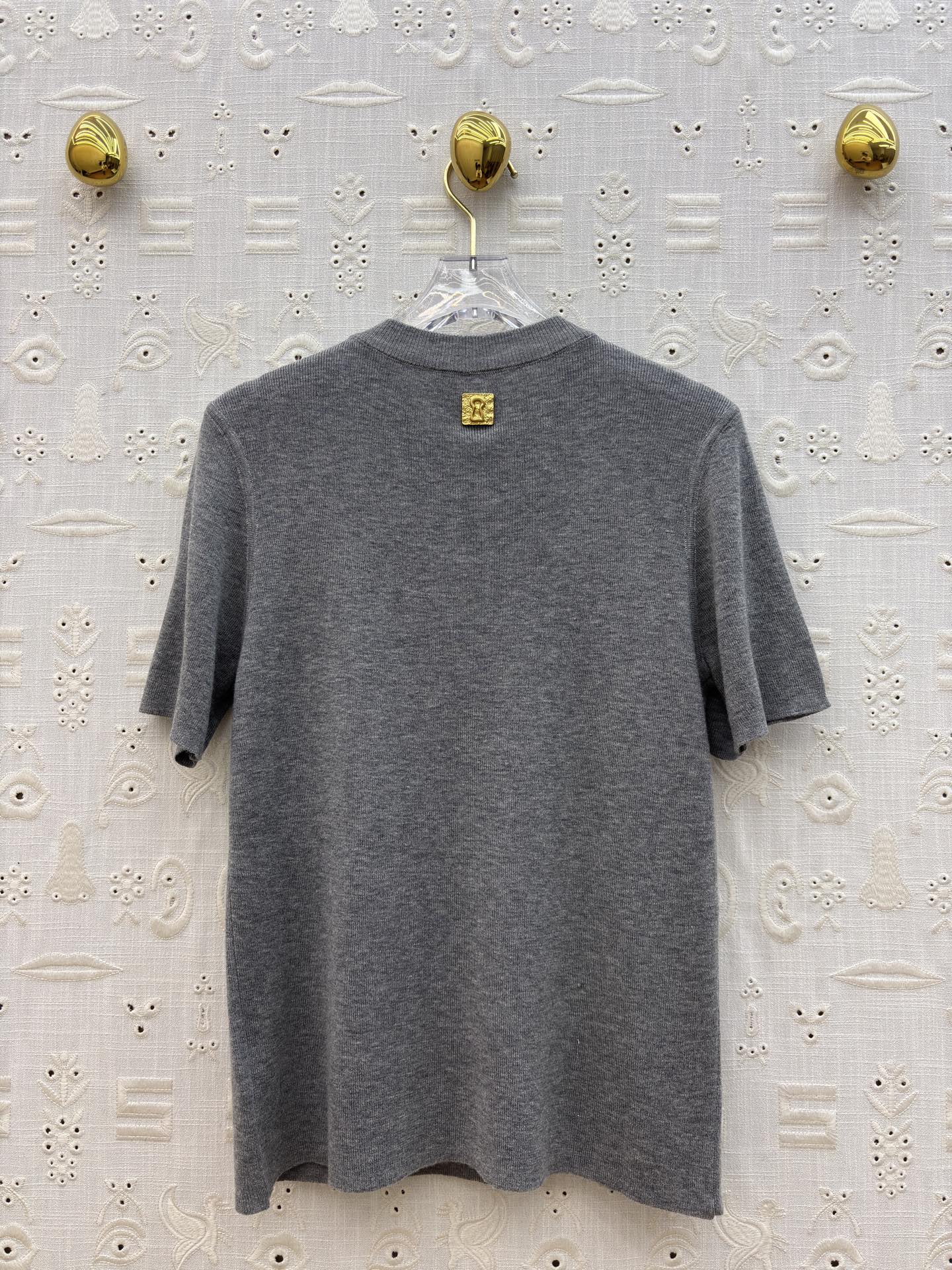 Sch 极简针织短袖T恤 金色锁孔装饰打破沉闷 奶白、麻灰、纯黑三色适配不同穿搭情绪 软糯亲肤的面料 搭