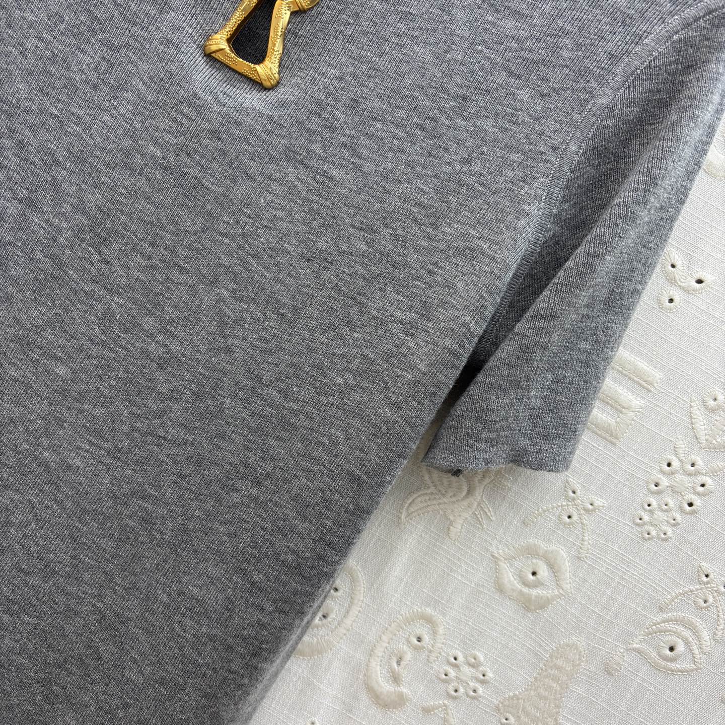 Sch 极简针织短袖T恤 金色锁孔装饰打破沉闷 奶白、麻灰、纯黑三色适配不同穿搭情绪 软糯亲肤的面料 搭