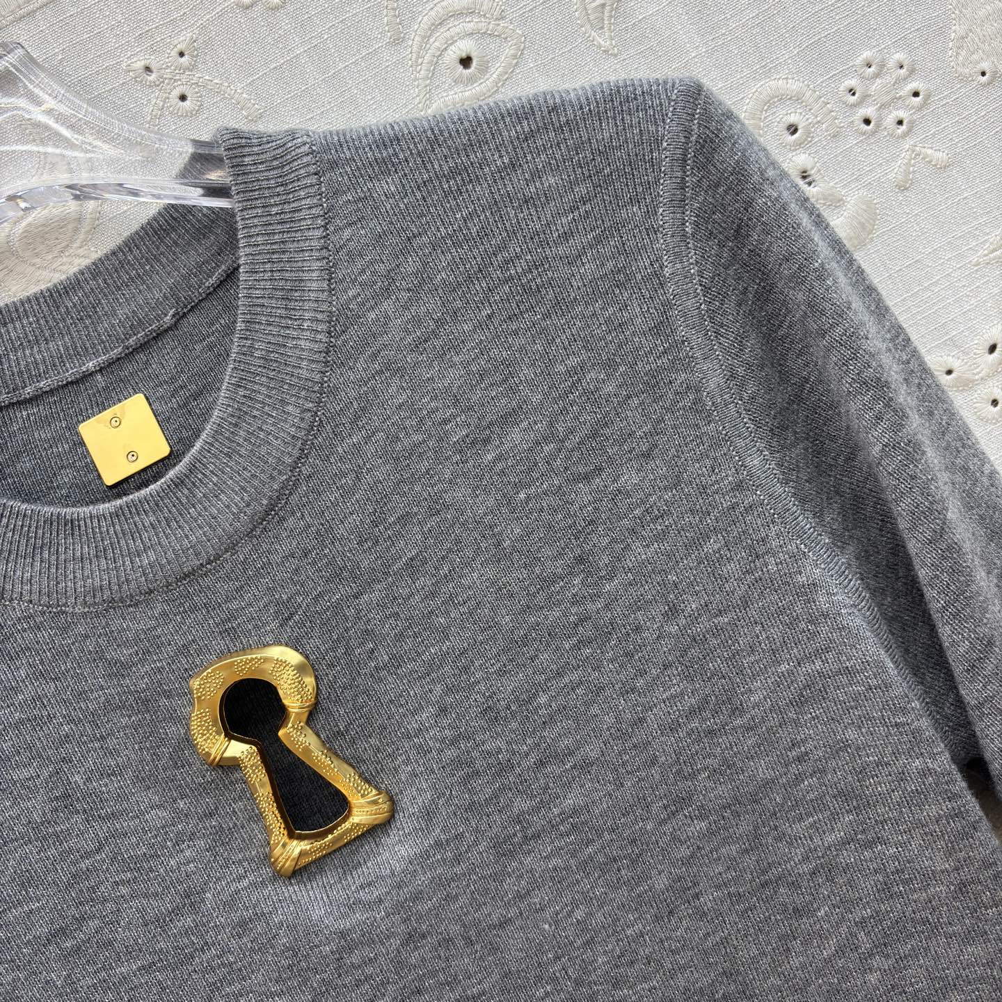 Sch 极简针织短袖T恤 金色锁孔装饰打破沉闷 奶白、麻灰、纯黑三色适配不同穿搭情绪 软糯亲肤的面料 搭