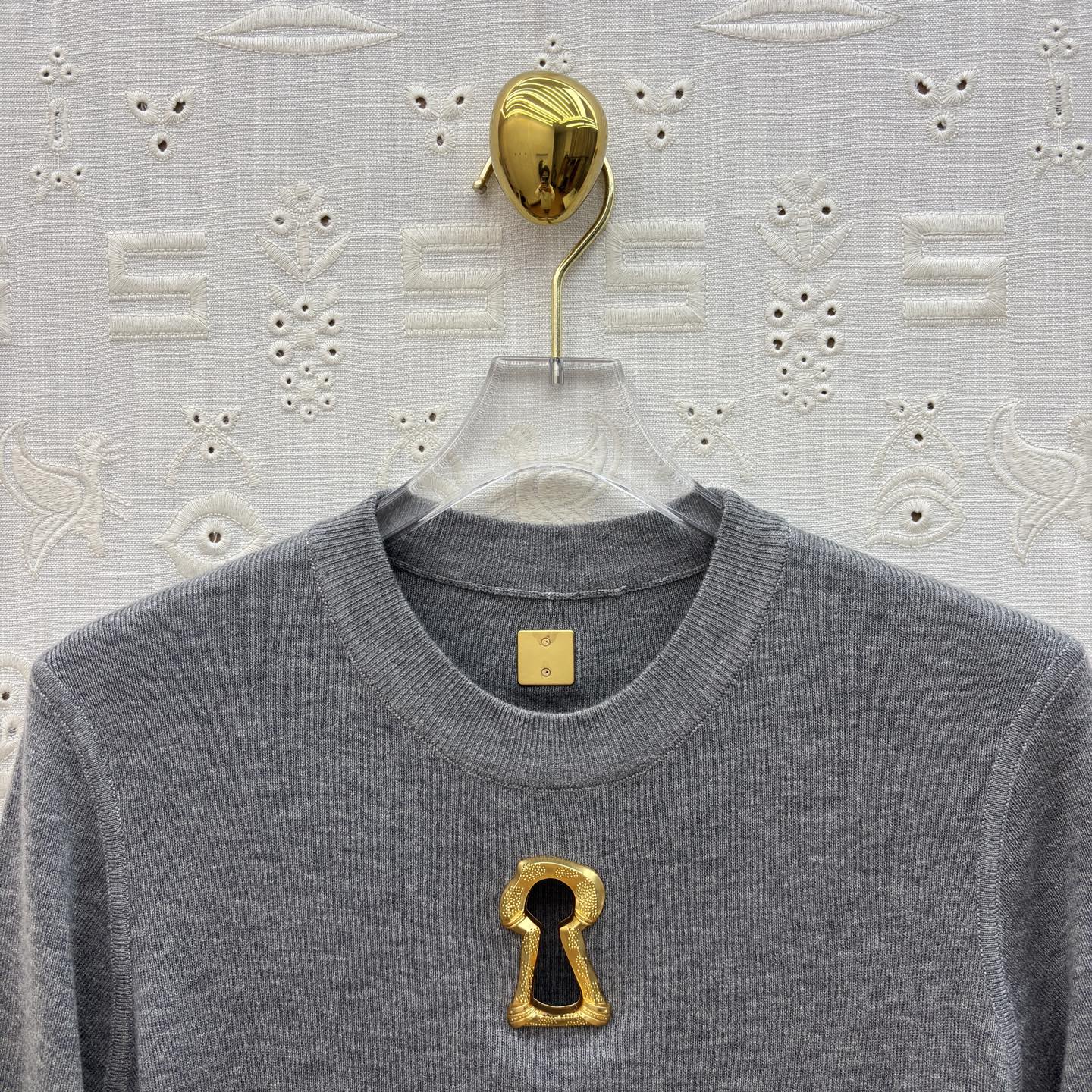 Sch 极简针织短袖T恤 金色锁孔装饰打破沉闷 奶白、麻灰、纯黑三色适配不同穿搭情绪 软糯亲肤的面料 搭