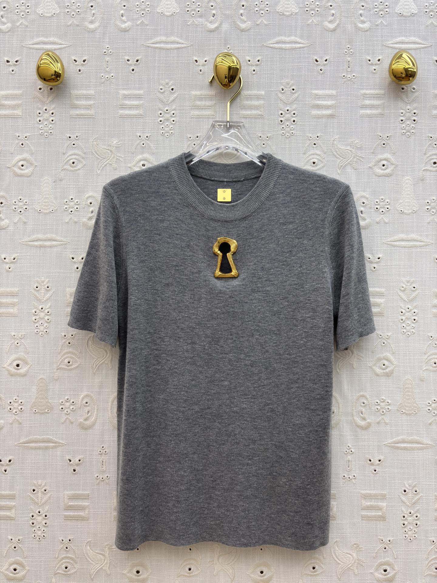 Sch 极简针织短袖T恤 金色锁孔装饰打破沉闷 奶白、麻灰、纯黑三色适配不同穿搭情绪 软糯亲肤的面料 搭