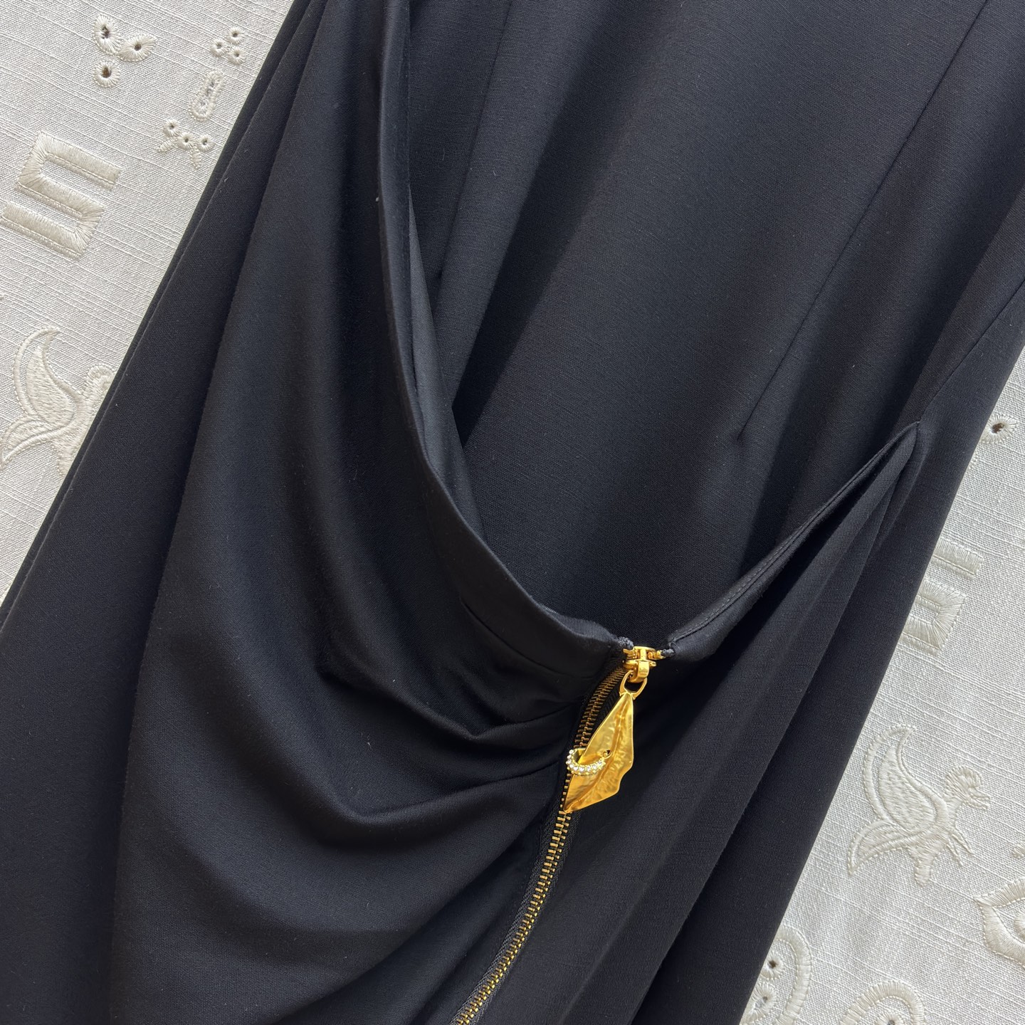 Sch 金扣解锁你的优雅密码 立领无袖设计利落又显瘦 胸前的金色锁孔装饰是点睛之笔 侧腰的褶皱与拉链细节