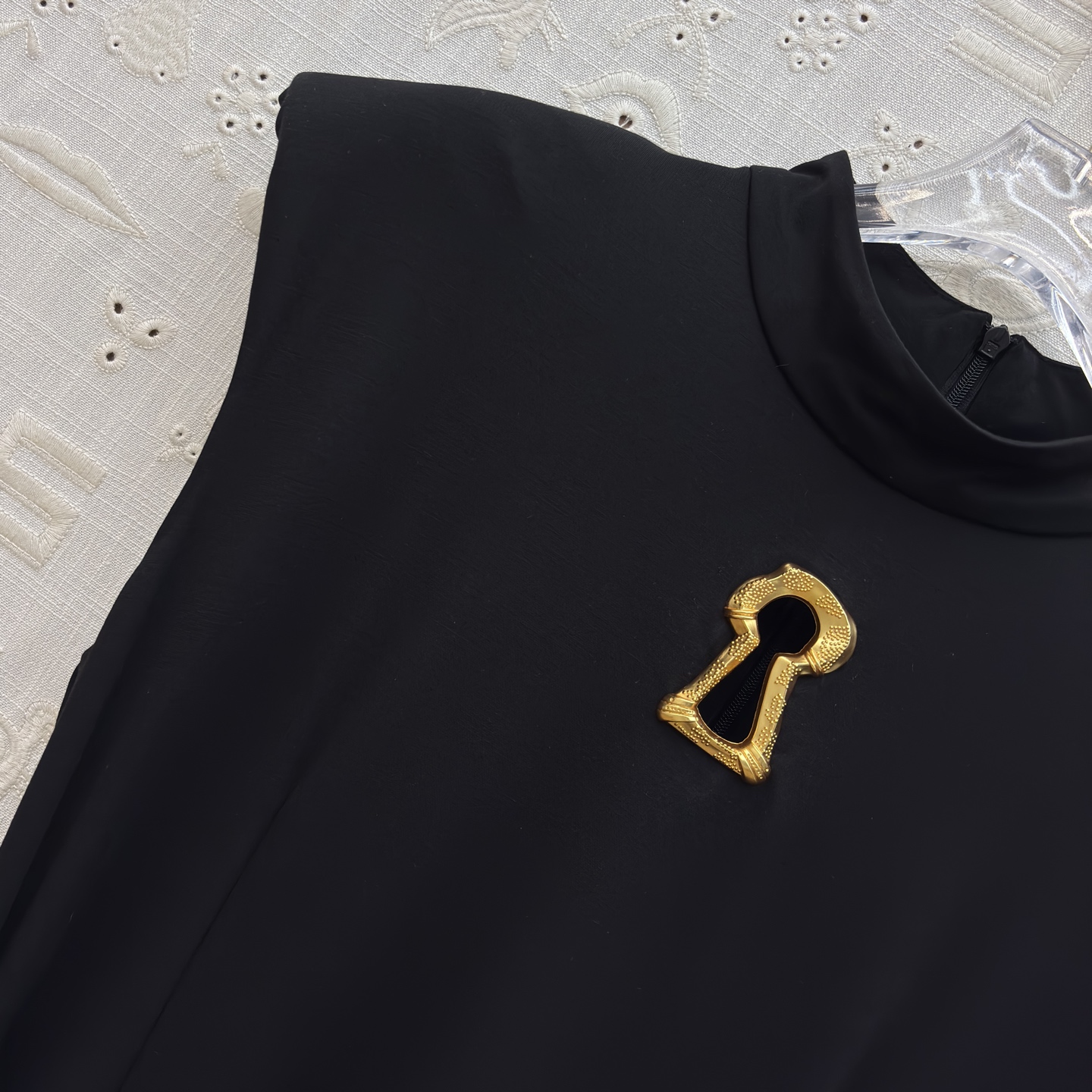 Sch 金扣解锁你的优雅密码 立领无袖设计利落又显瘦 胸前的金色锁孔装饰是点睛之笔 侧腰的褶皱与拉链细节