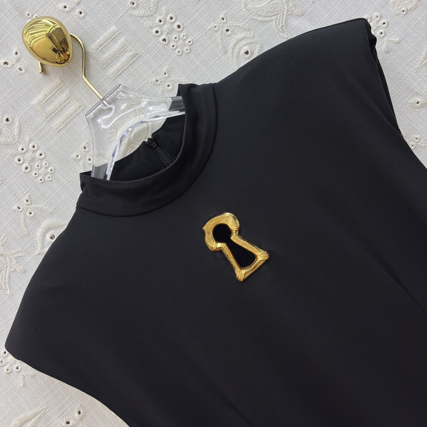 Sch 金扣解锁你的优雅密码 立领无袖设计利落又显瘦 胸前的金色锁孔装饰是点睛之笔 侧腰的褶皱与拉链细节