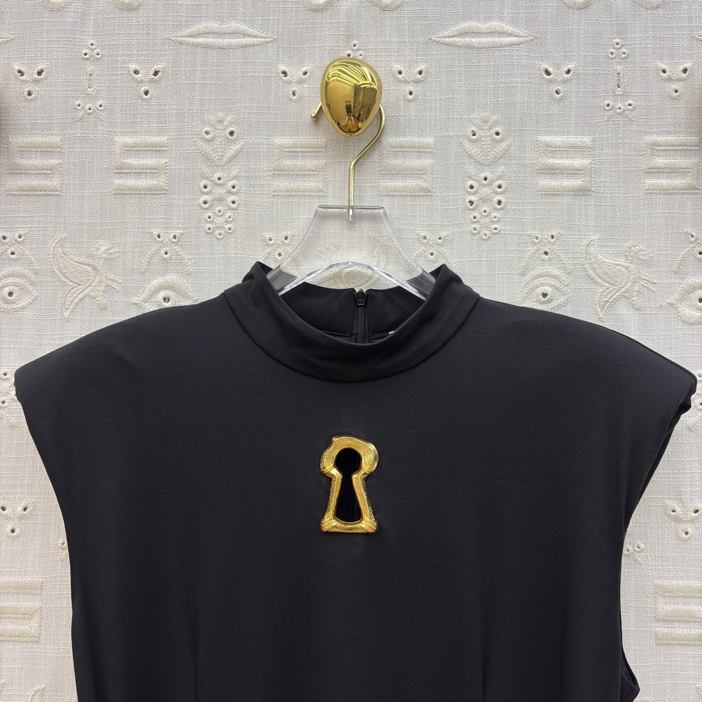 Sch 金扣解锁你的优雅密码 立领无袖设计利落又显瘦 胸前的金色锁孔装饰是点睛之笔 侧腰的褶皱与拉链细节