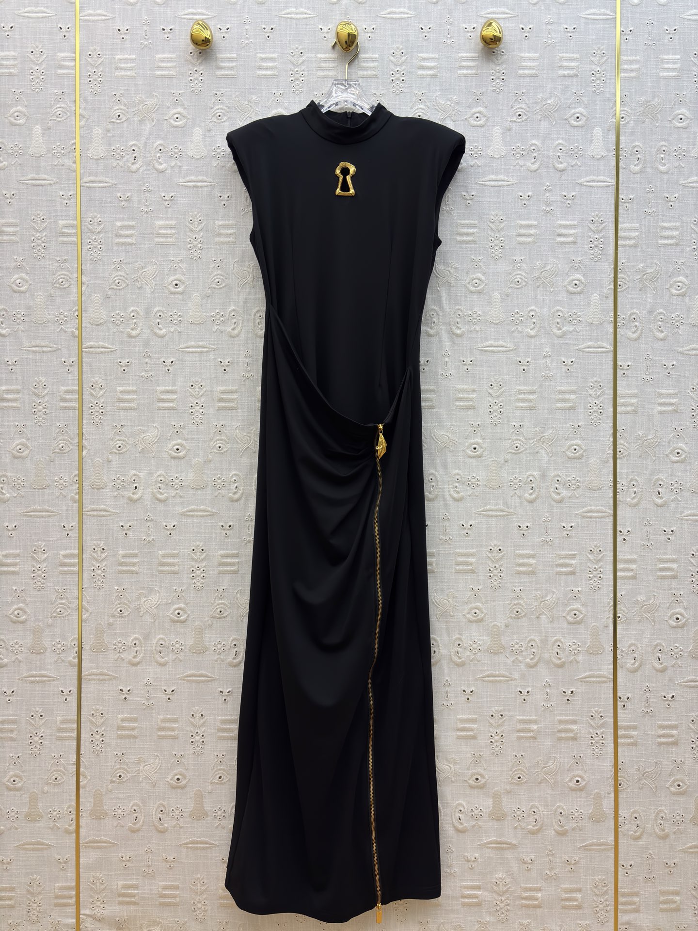 Sch 金扣解锁你的优雅密码 立领无袖设计利落又显瘦 胸前的金色锁孔装饰是点睛之笔 侧腰的褶皱与拉链细节