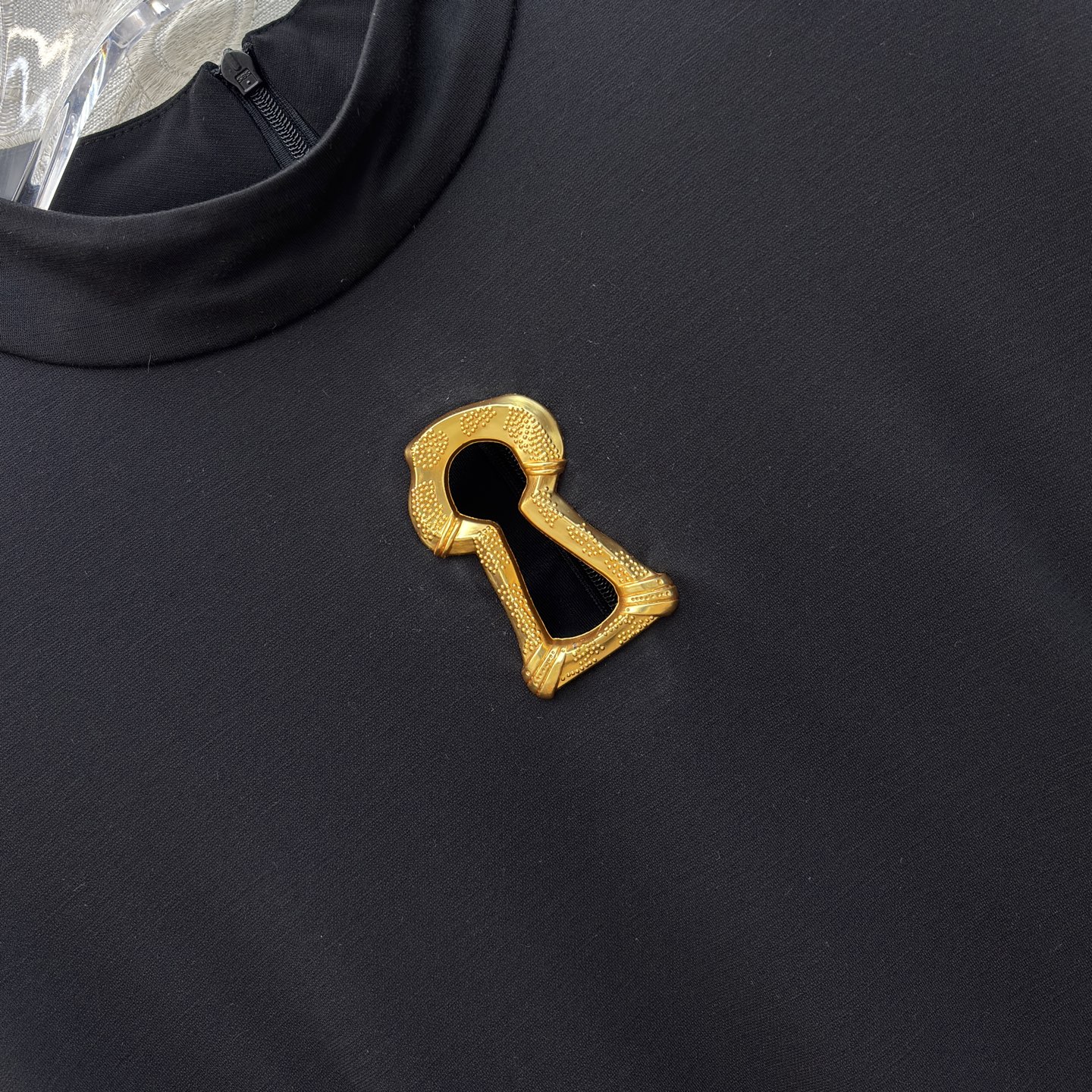 Sch 金扣解锁你的优雅密码 立领无袖设计利落又显瘦 胸前的金色锁孔装饰是点睛之笔 侧腰的褶皱与拉链细节