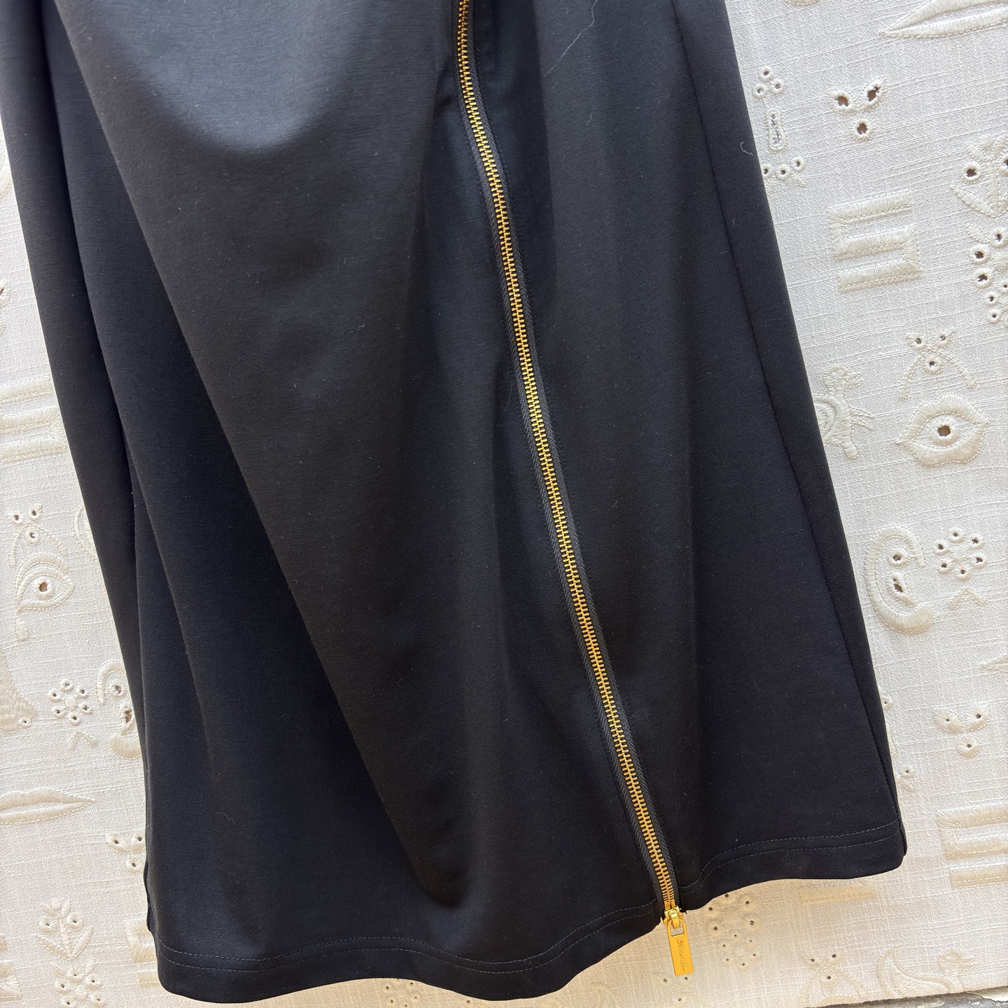 Sch 金扣解锁你的优雅密码 立领无袖设计利落又显瘦 胸前的金色锁孔装饰是点睛之笔 侧腰的褶皱与拉链细节