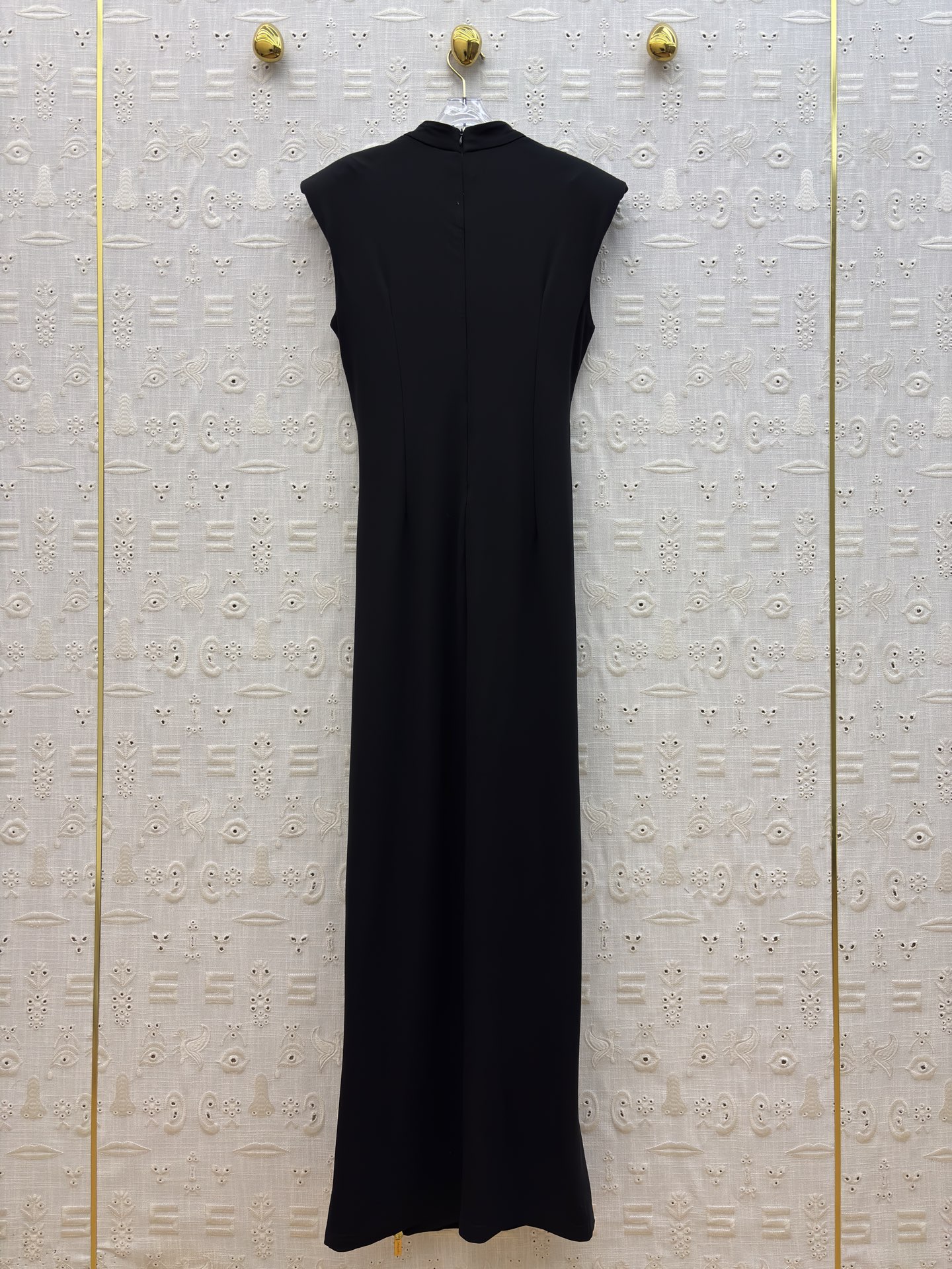 Sch 金扣解锁你的优雅密码 立领无袖设计利落又显瘦 胸前的金色锁孔装饰是点睛之笔 侧腰的褶皱与拉链细节