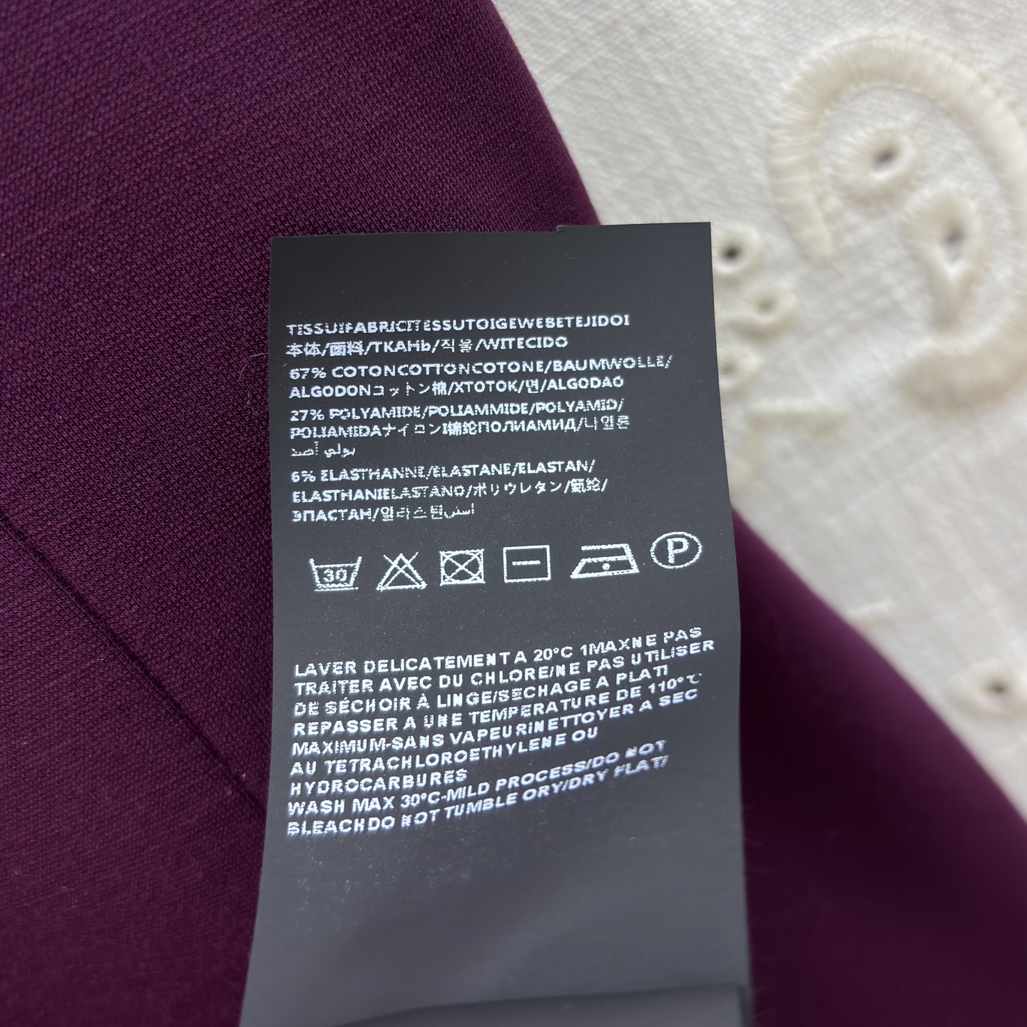 Sch 金扣解锁你的优雅密码 立领无袖设计利落又显瘦 胸前的金色锁孔装饰是点睛之笔 侧腰的褶皱与拉链细节