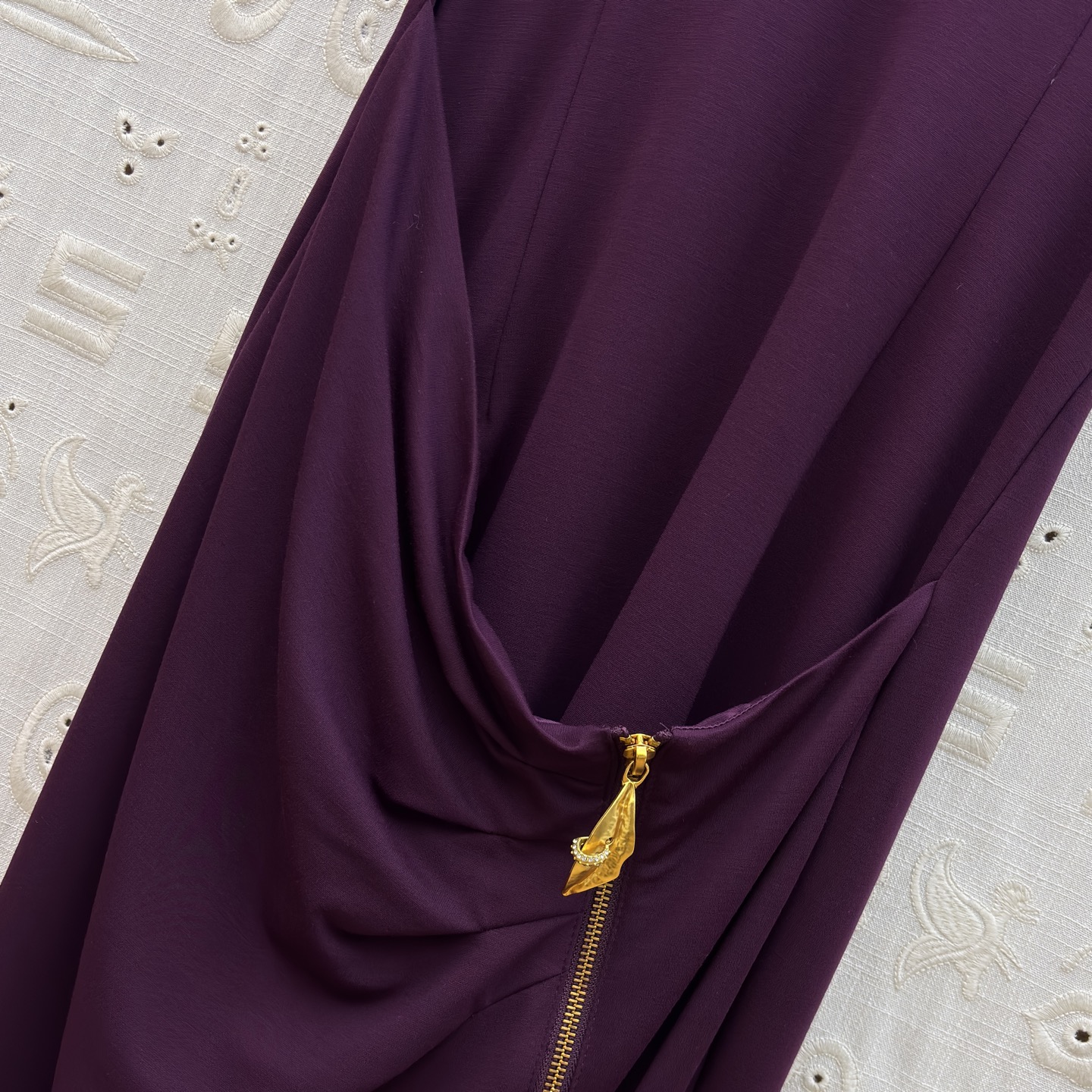 Sch 金扣解锁你的优雅密码 立领无袖设计利落又显瘦 胸前的金色锁孔装饰是点睛之笔 侧腰的褶皱与拉链细节