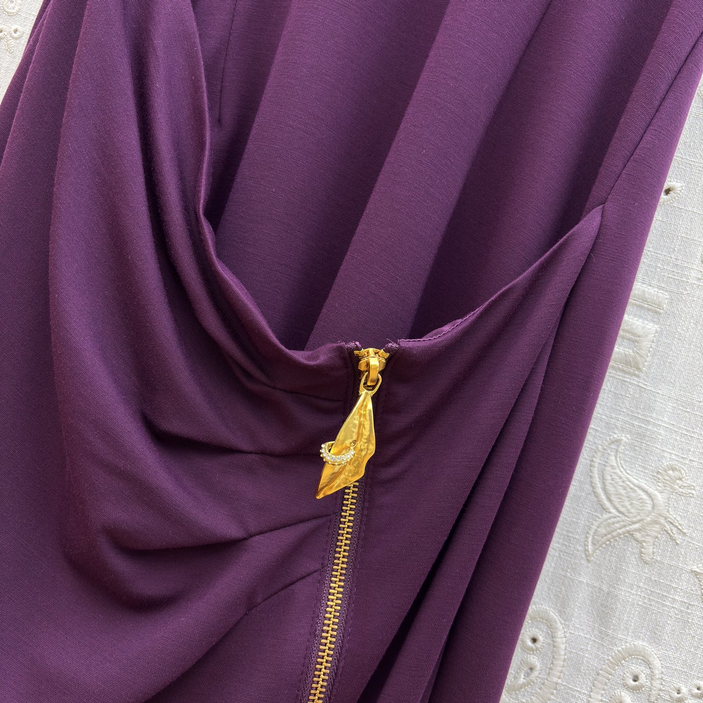 Sch 金扣解锁你的优雅密码 立领无袖设计利落又显瘦 胸前的金色锁孔装饰是点睛之笔 侧腰的褶皱与拉链细节