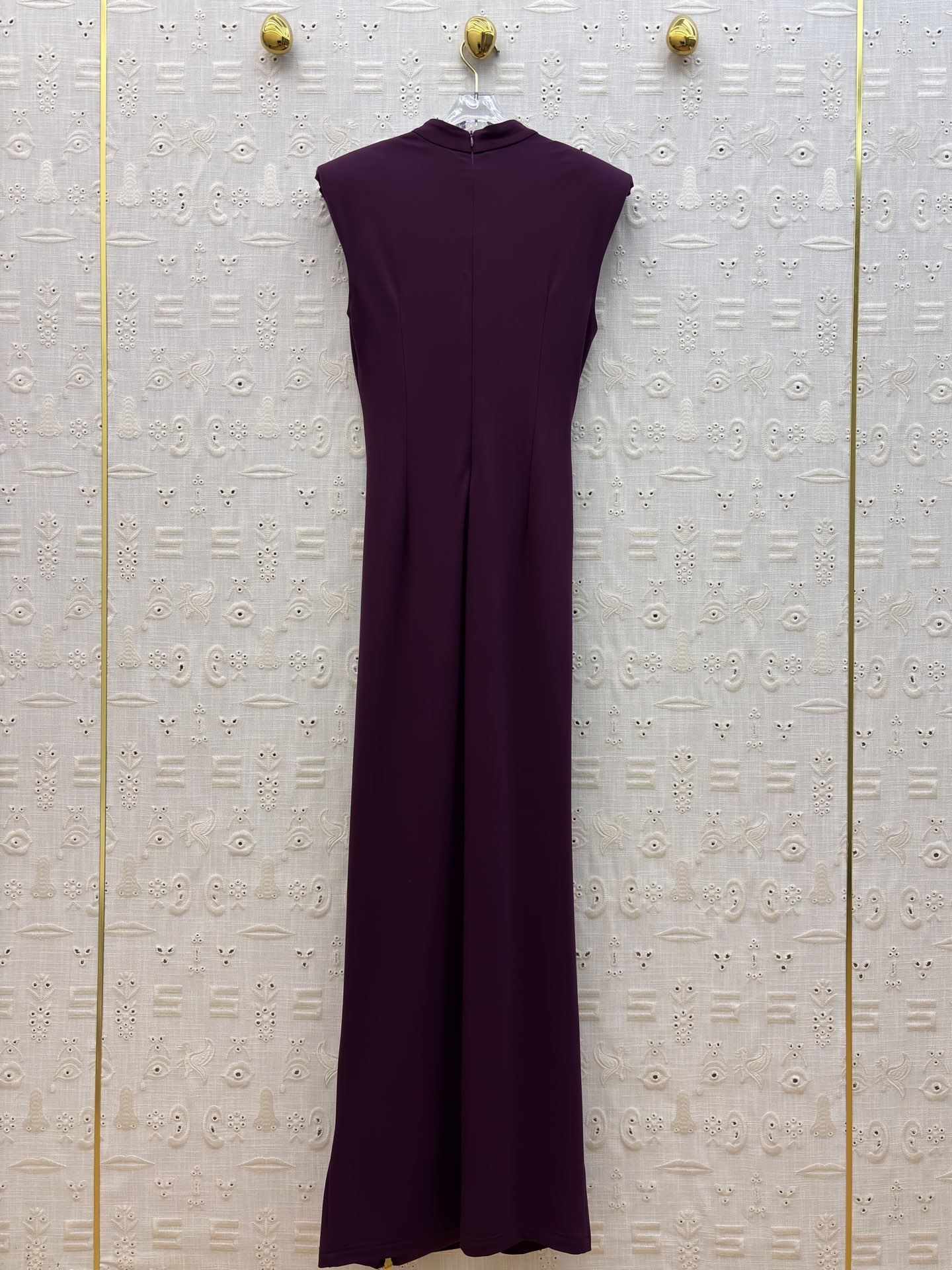 Sch 金扣解锁你的优雅密码 立领无袖设计利落又显瘦 胸前的金色锁孔装饰是点睛之笔 侧腰的褶皱与拉链细节