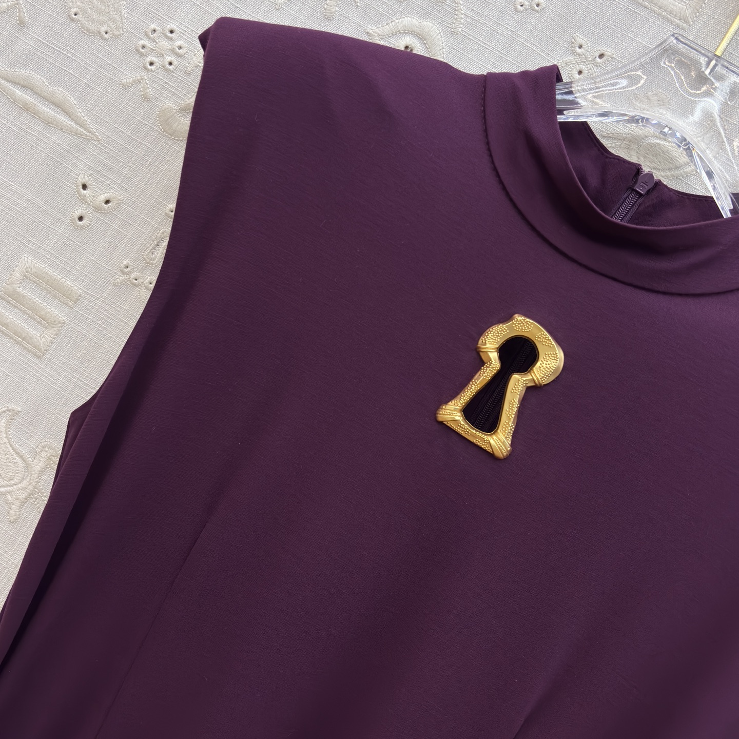 Sch 金扣解锁你的优雅密码 立领无袖设计利落又显瘦 胸前的金色锁孔装饰是点睛之笔 侧腰的褶皱与拉链细节