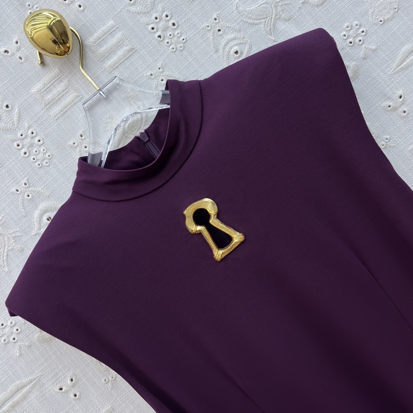 Sch 金扣解锁你的优雅密码 立领无袖设计利落又显瘦 胸前的金色锁孔装饰是点睛之笔 侧腰的褶皱与拉链细节