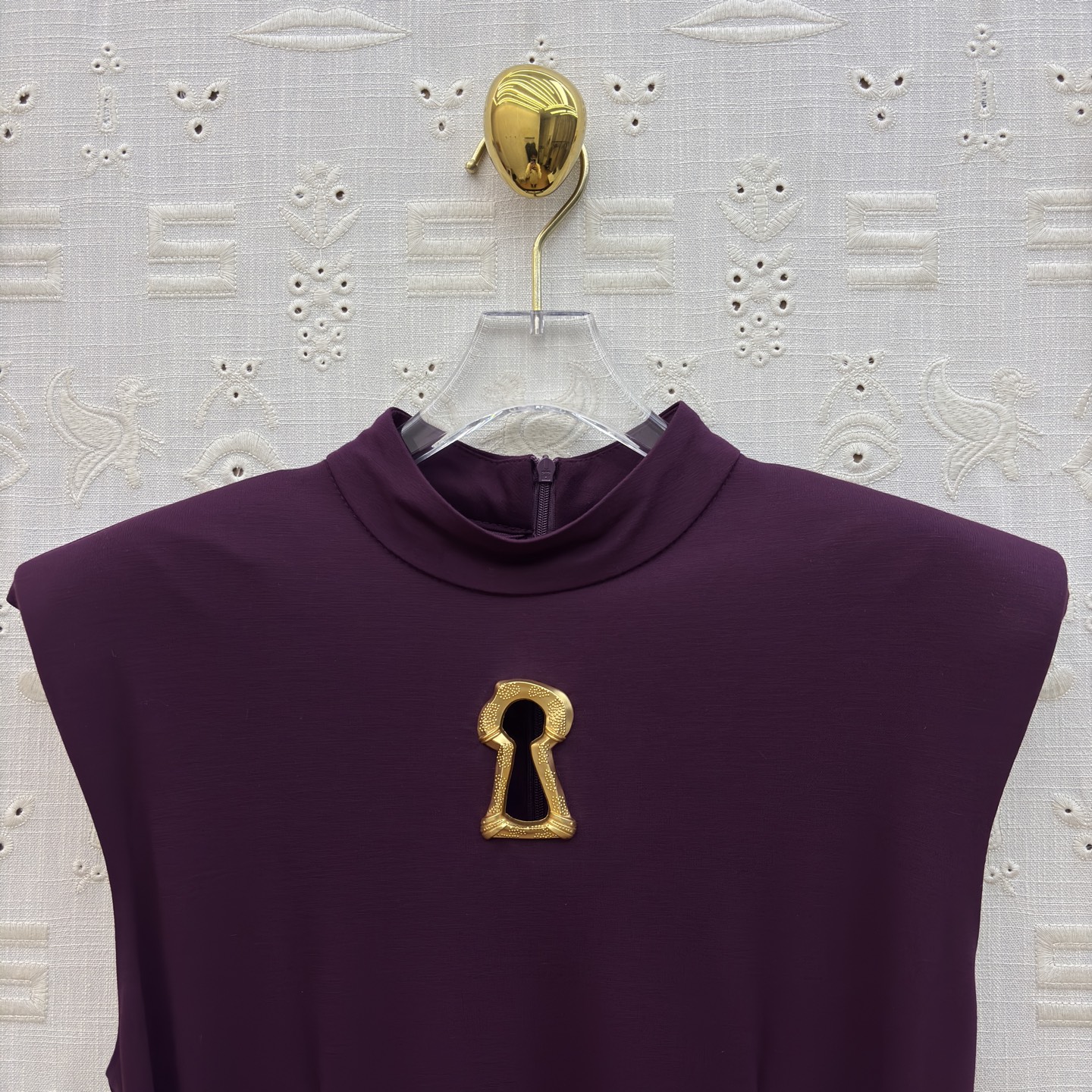 Sch 金扣解锁你的优雅密码 立领无袖设计利落又显瘦 胸前的金色锁孔装饰是点睛之笔 侧腰的褶皱与拉链细节