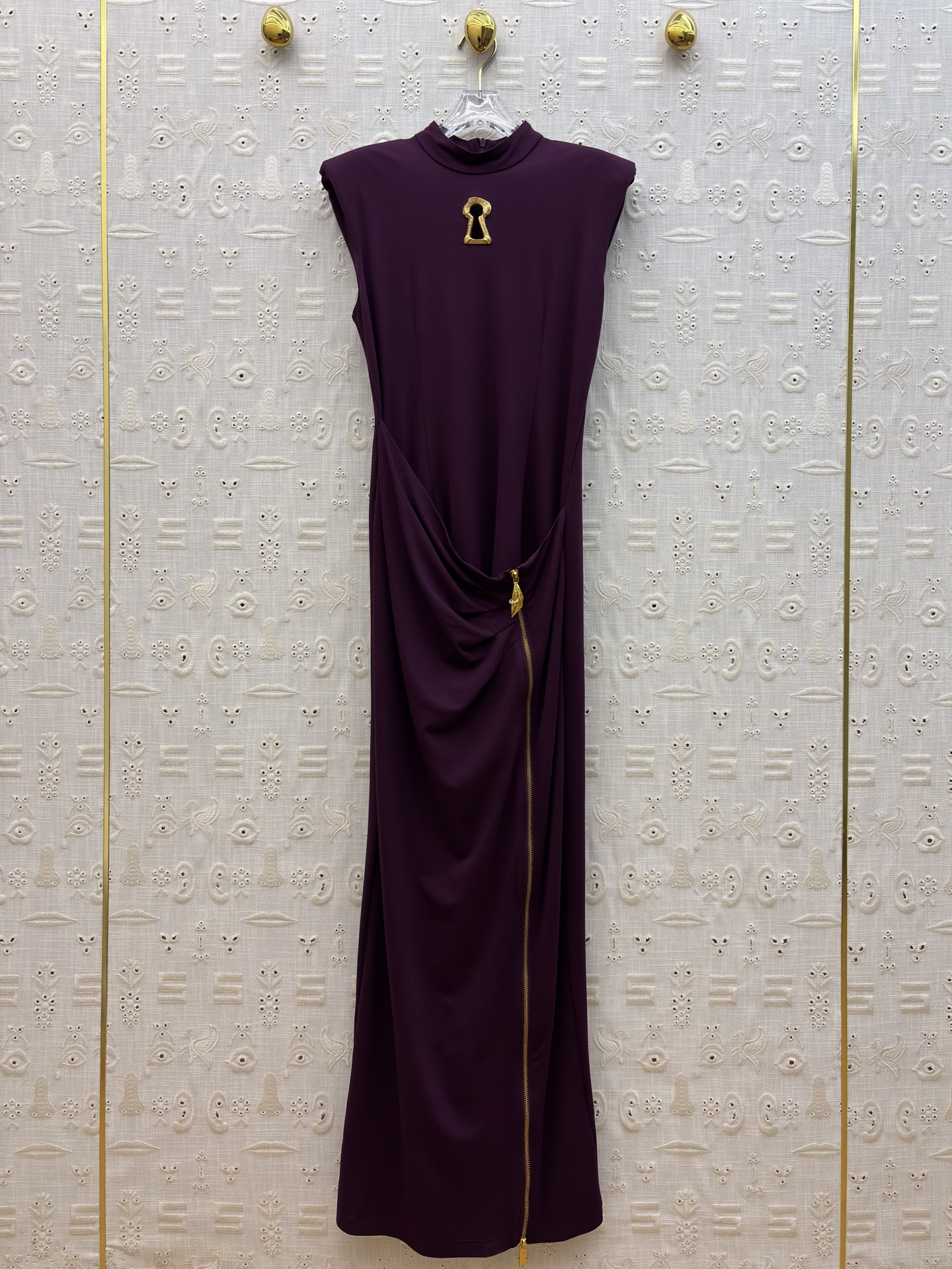 Sch 金扣解锁你的优雅密码 立领无袖设计利落又显瘦 胸前的金色锁孔装饰是点睛之笔 侧腰的褶皱与拉链细节