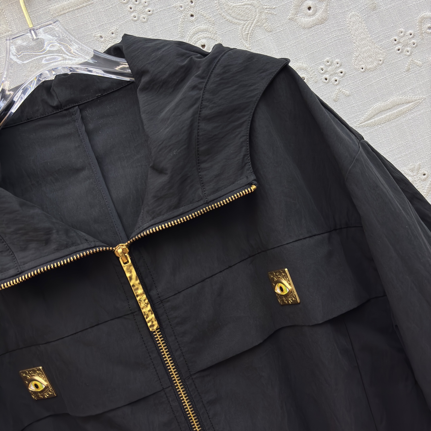 Sch 26早春 异形扣米白连帽夹克 太有辨识度了 异形扣眼睛饰扣点缀 拉链设计利落又时髦 独特的领口版