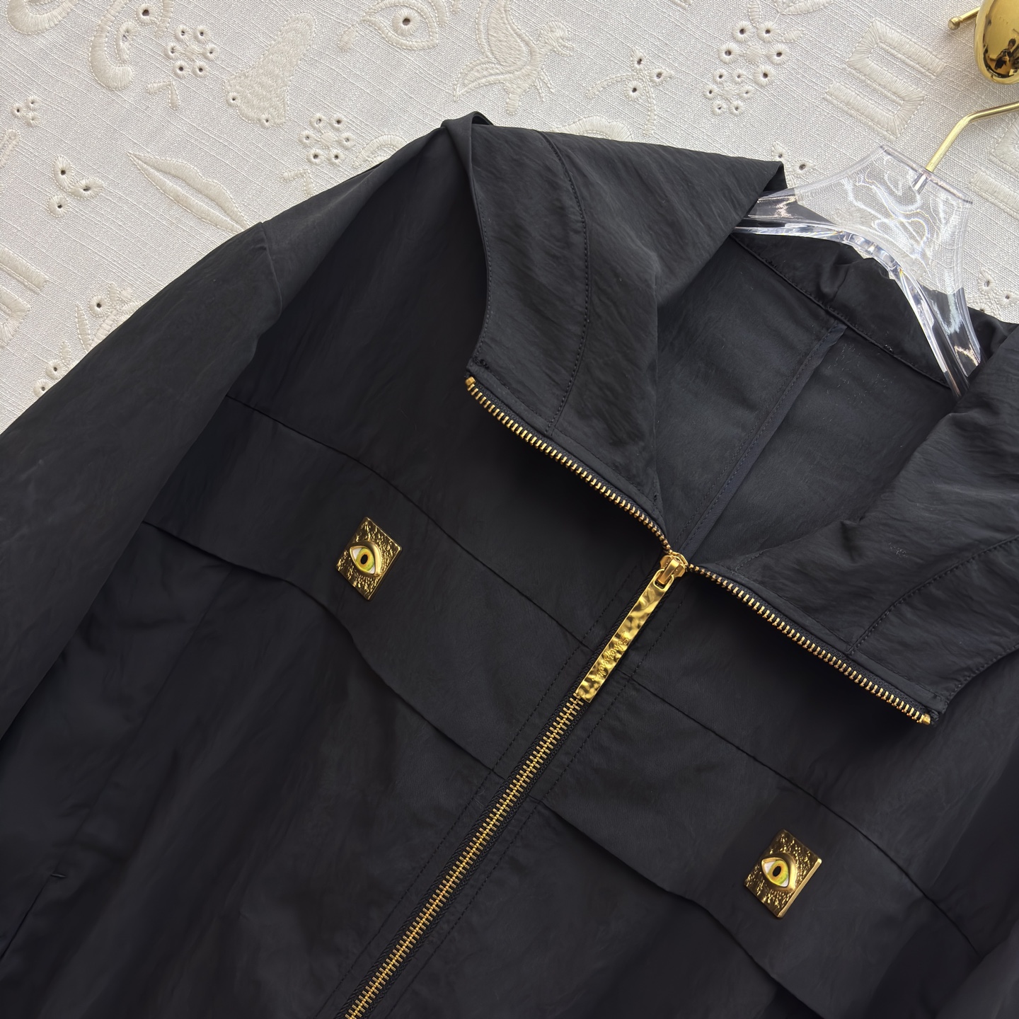 Sch 26早春 异形扣米白连帽夹克 太有辨识度了 异形扣眼睛饰扣点缀 拉链设计利落又时髦 独特的领口版