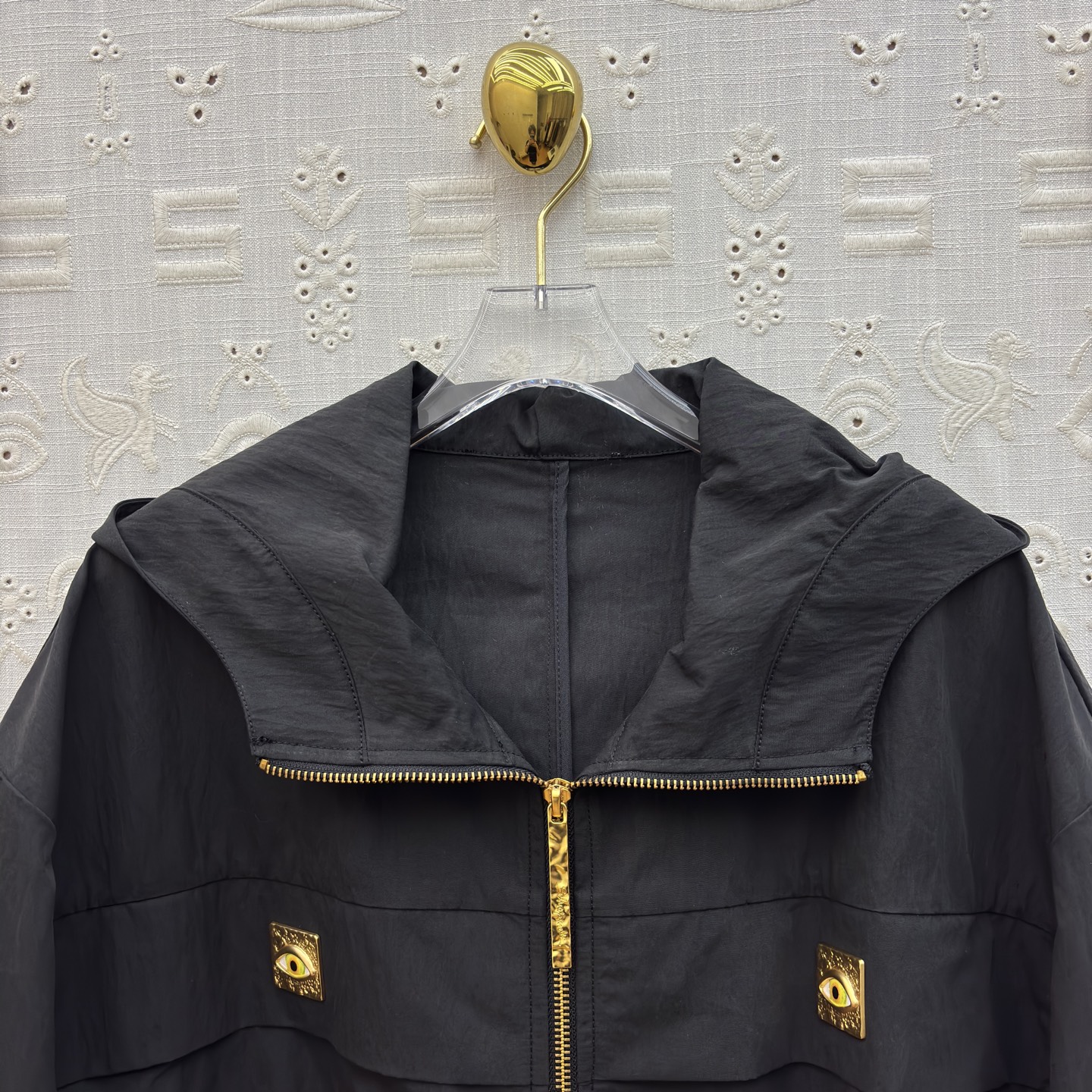 Sch 26早春 异形扣米白连帽夹克 太有辨识度了 异形扣眼睛饰扣点缀 拉链设计利落又时髦 独特的领口版