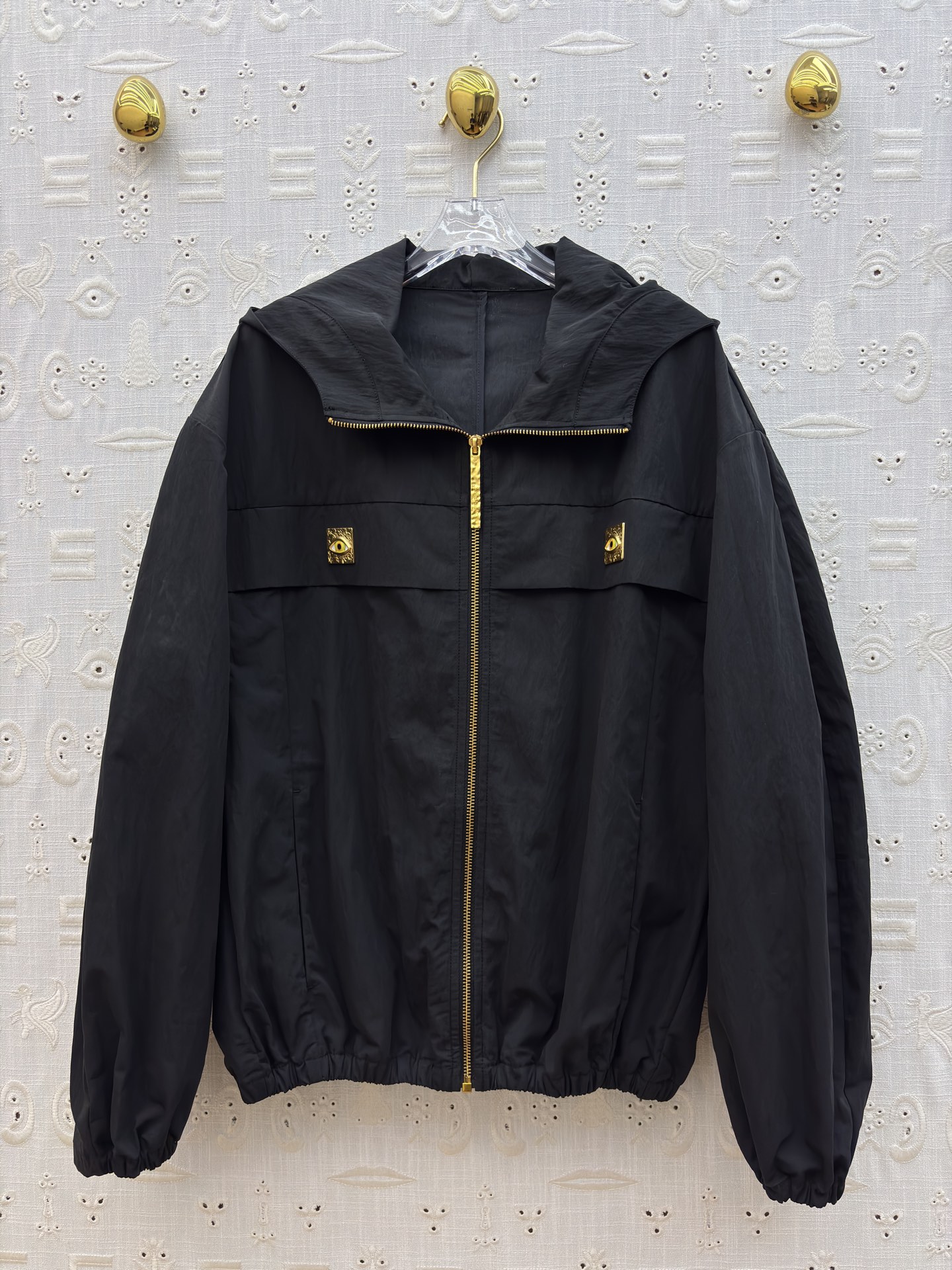 Sch 26早春 异形扣米白连帽夹克 太有辨识度了 异形扣眼睛饰扣点缀 拉链设计利落又时髦 独特的领口版