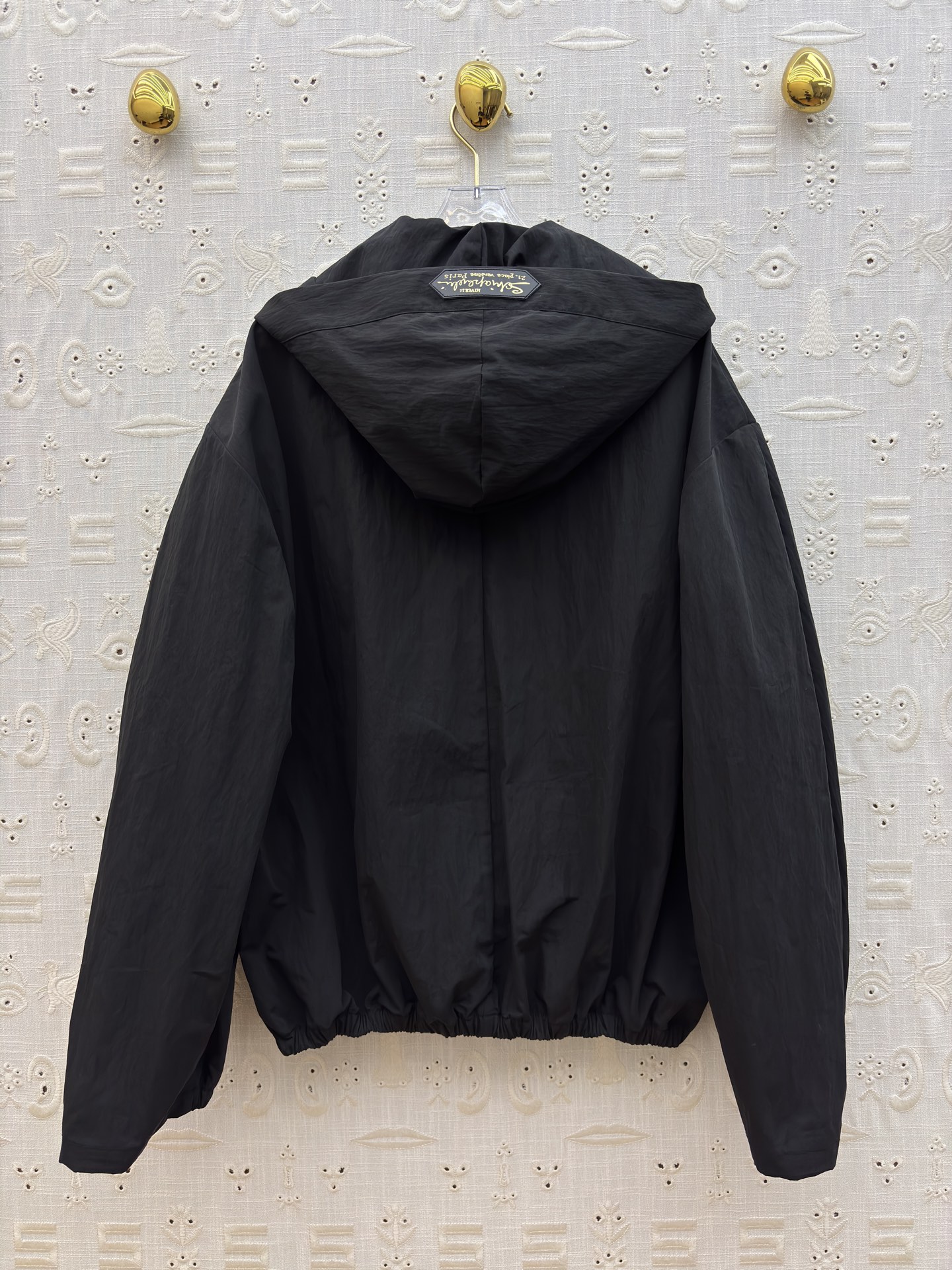 Sch 26早春 异形扣米白连帽夹克 太有辨识度了 异形扣眼睛饰扣点缀 拉链设计利落又时髦 独特的领口版