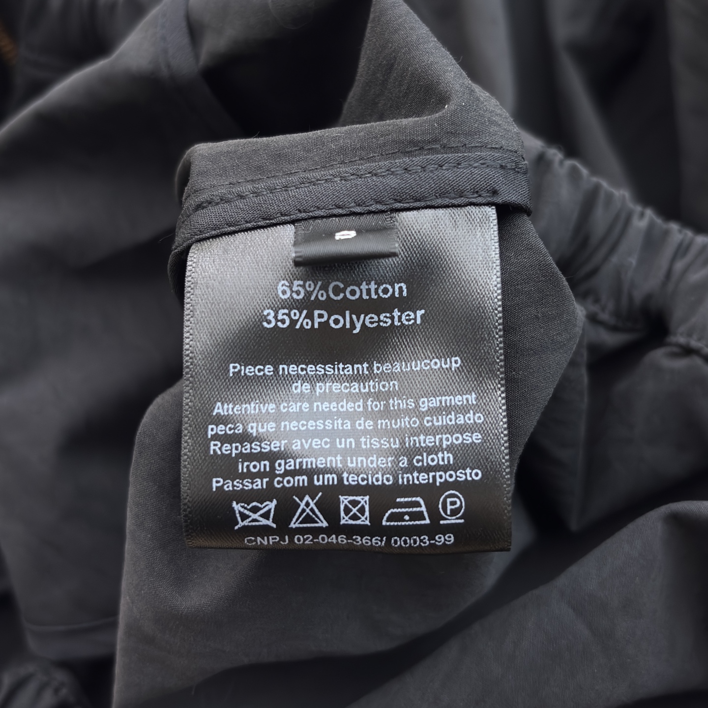 Sch 26早春 异形扣米白连帽夹克 太有辨识度了 异形扣眼睛饰扣点缀 拉链设计利落又时髦 独特的领口版