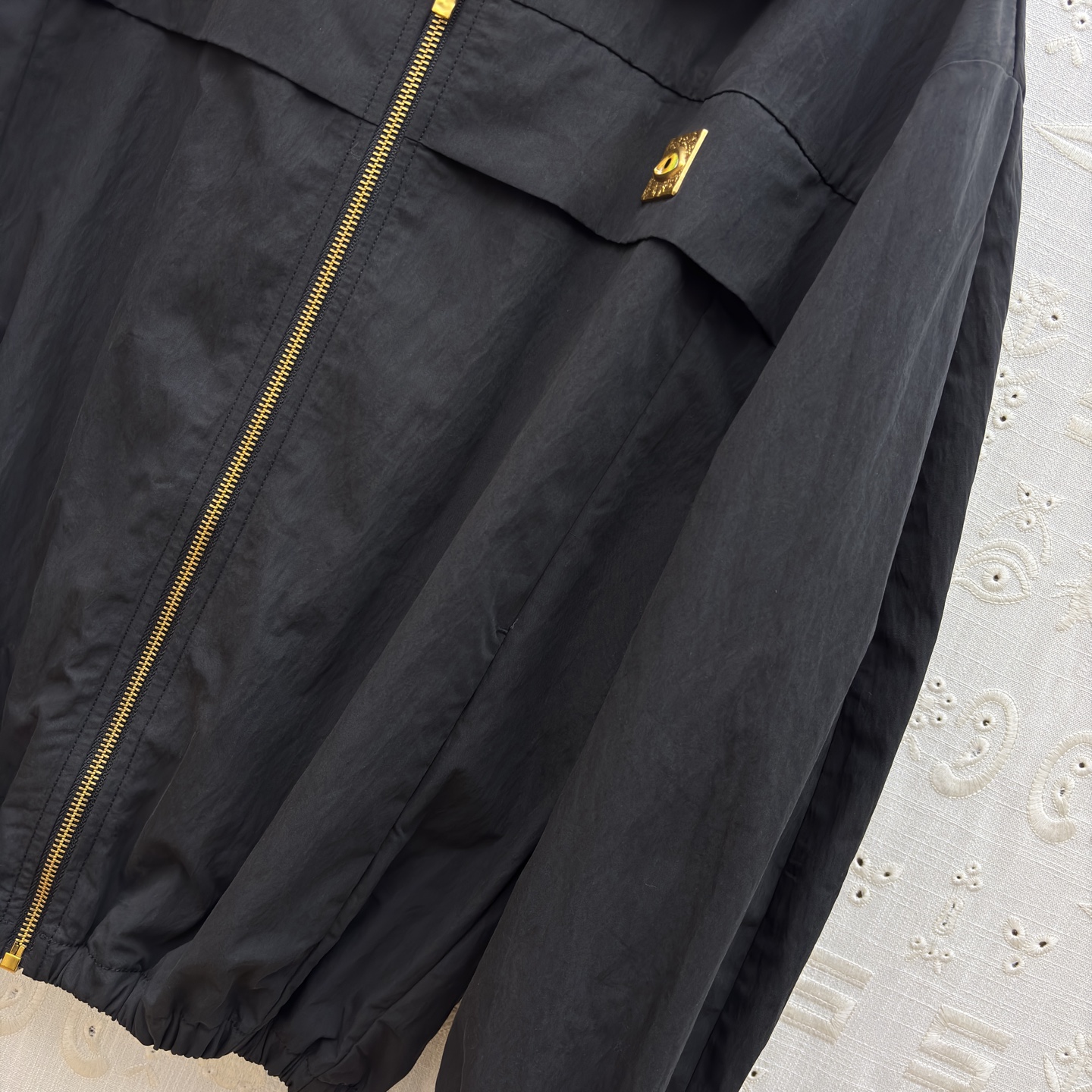 Sch 26早春 异形扣米白连帽夹克 太有辨识度了 异形扣眼睛饰扣点缀 拉链设计利落又时髦 独特的领口版