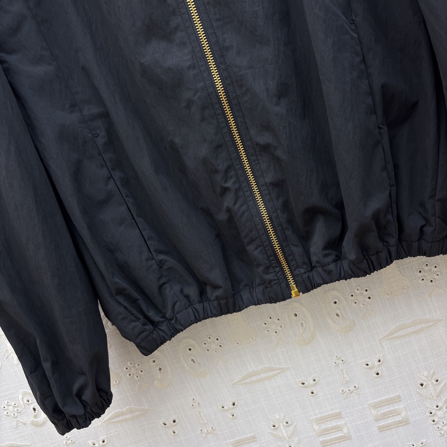 Sch 26早春 异形扣米白连帽夹克 太有辨识度了 异形扣眼睛饰扣点缀 拉链设计利落又时髦 独特的领口版