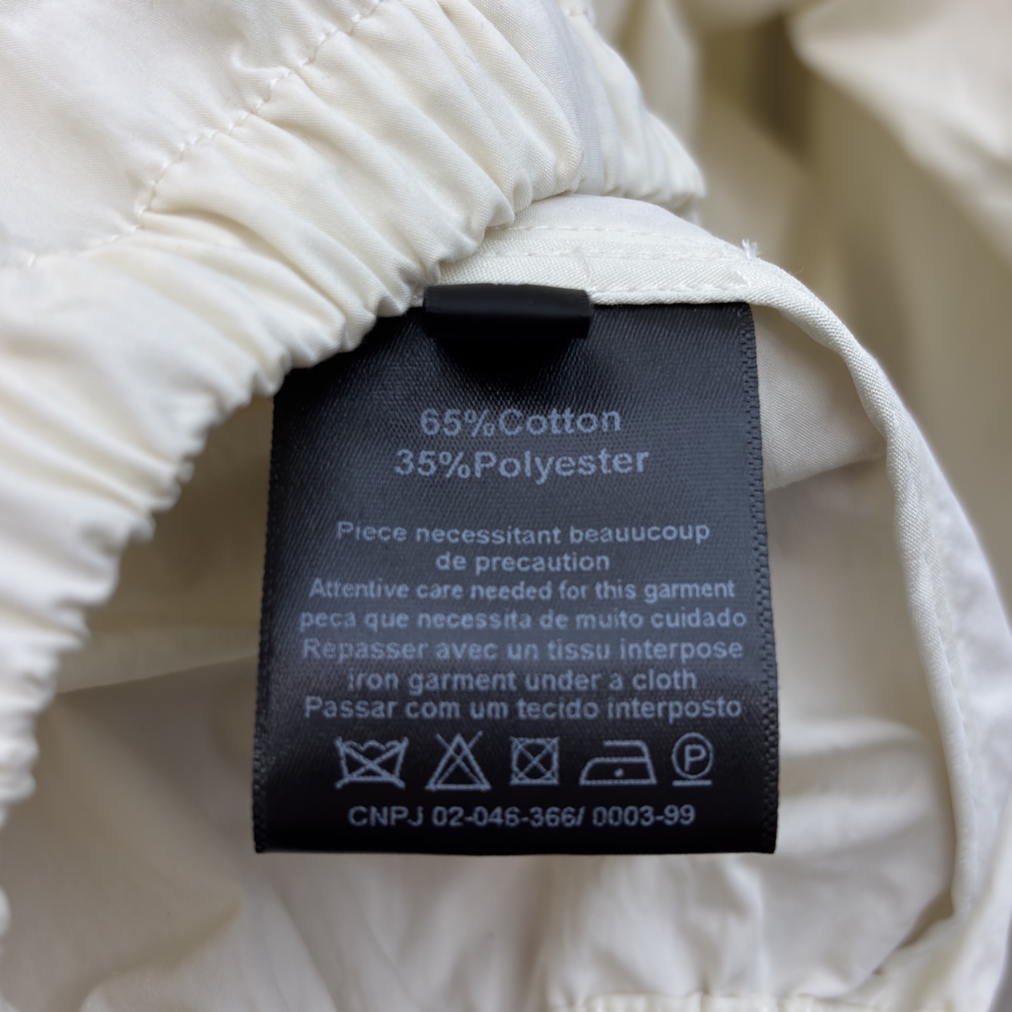 Sch 26早春 异形扣米白连帽夹克 太有辨识度了 异形扣眼睛饰扣点缀 拉链设计利落又时髦 独特的领口版