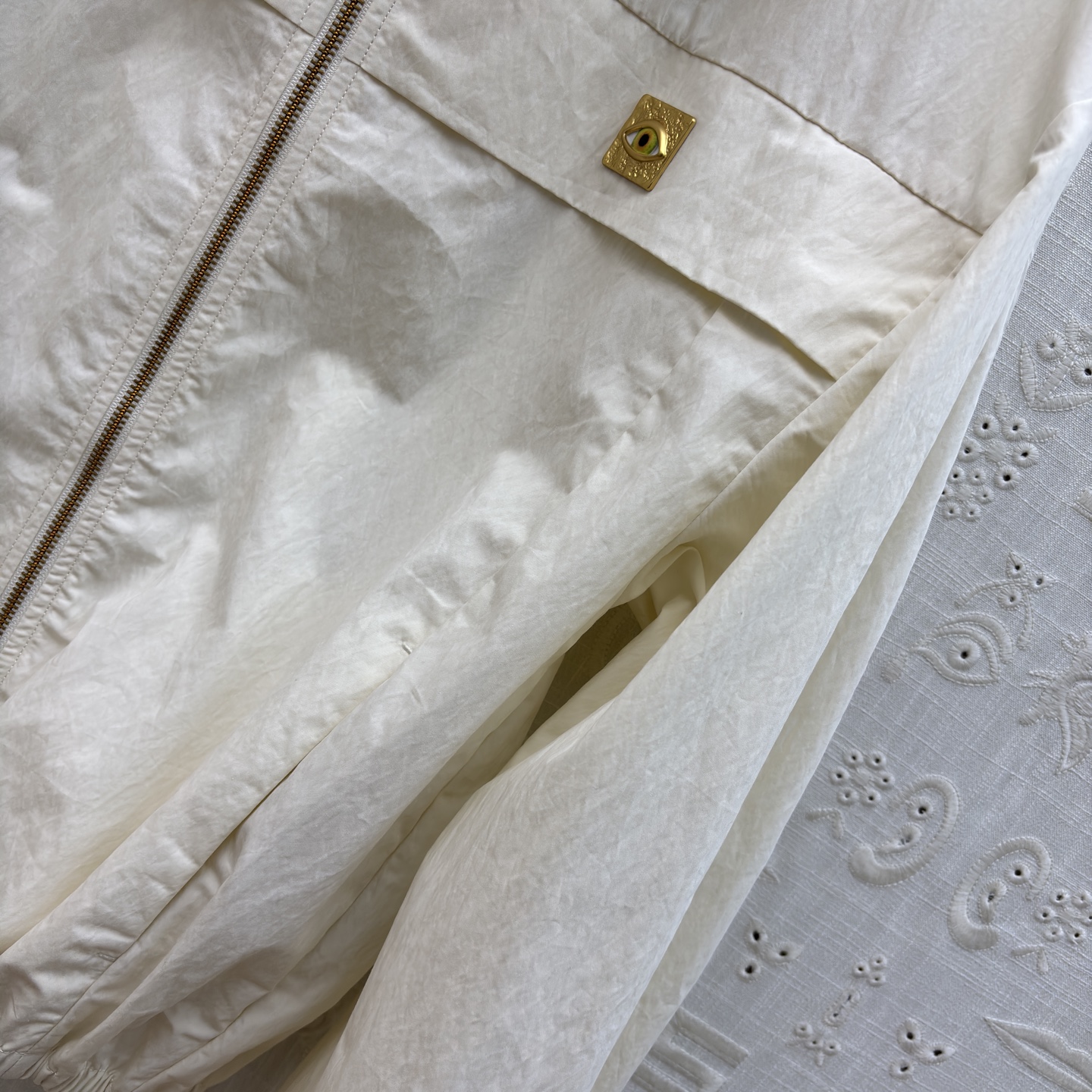 Sch 26早春 异形扣米白连帽夹克 太有辨识度了 异形扣眼睛饰扣点缀 拉链设计利落又时髦 独特的领口版