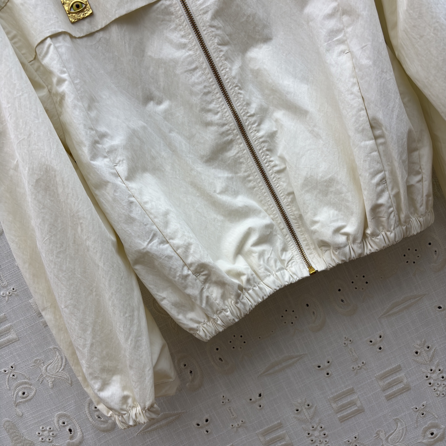 Sch 26早春 异形扣米白连帽夹克 太有辨识度了 异形扣眼睛饰扣点缀 拉链设计利落又时髦 独特的领口版