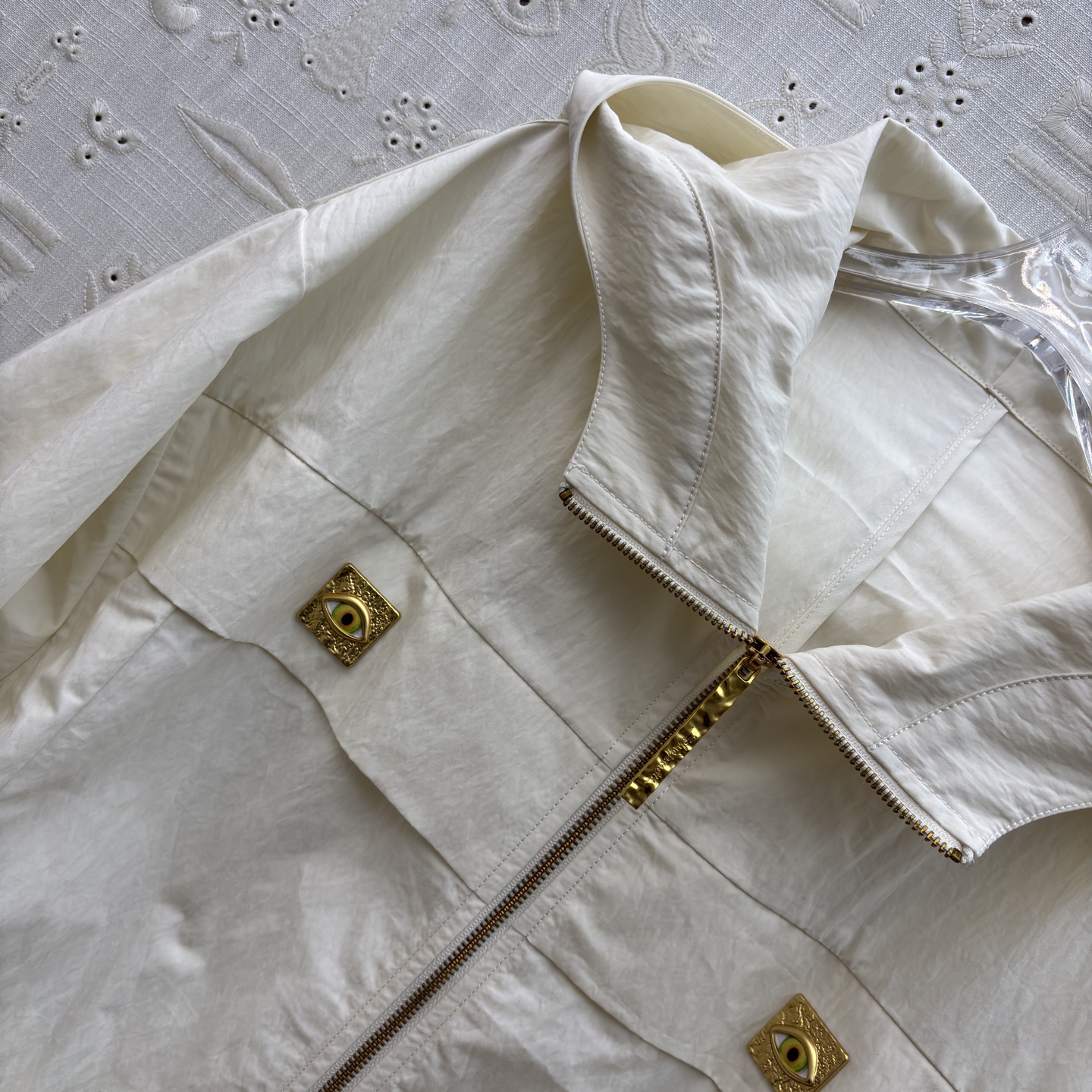 Sch 26早春 异形扣米白连帽夹克 太有辨识度了 异形扣眼睛饰扣点缀 拉链设计利落又时髦 独特的领口版